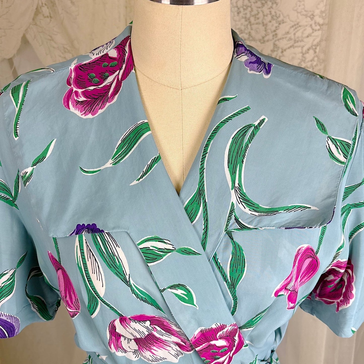 Vintage 1940's Sky Blue Rayon Dressing Gown with Bold Tulip Print - By Vali Fashion, Size S, M - Daggers & Dames