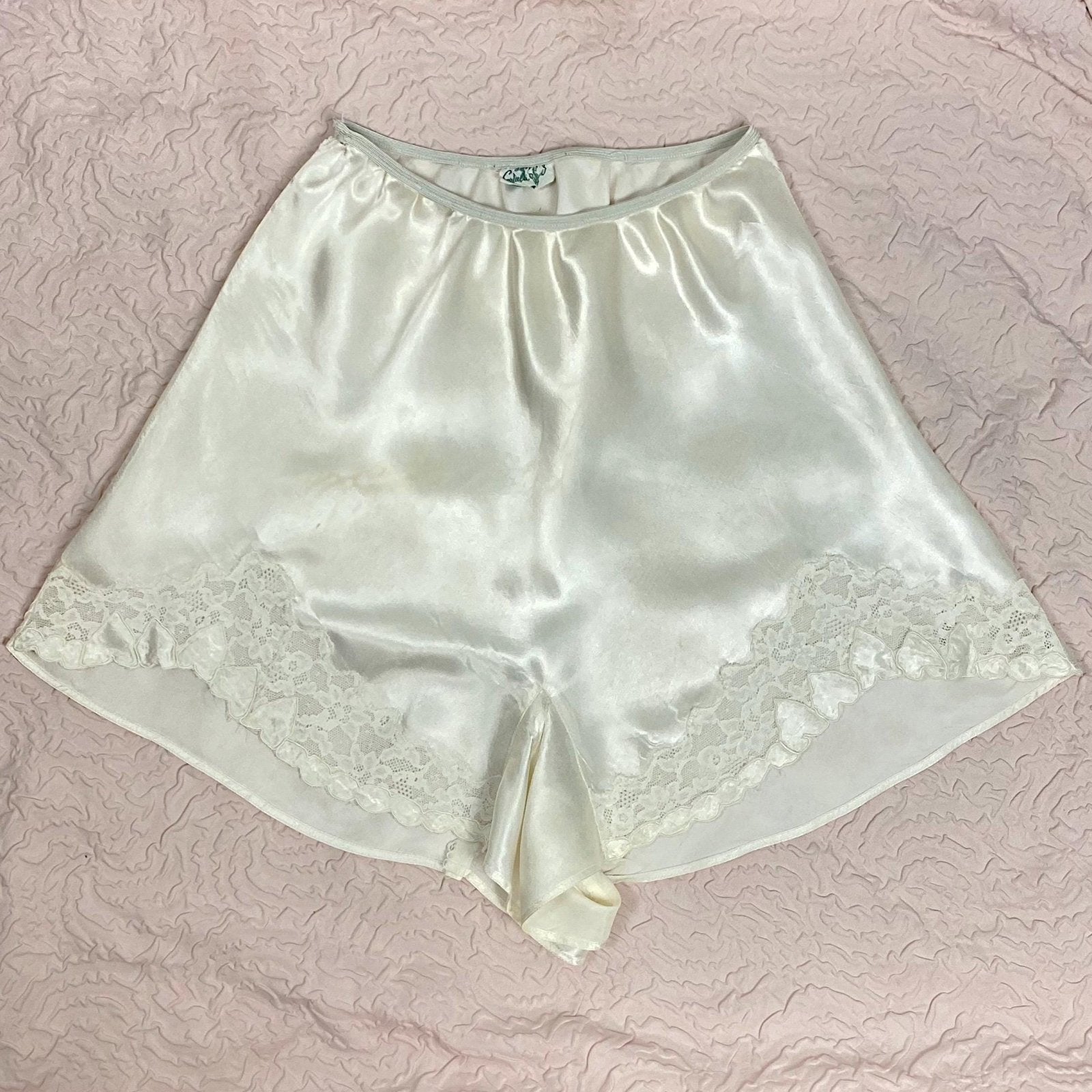 Vintage 1940's Tap Pants | Pearlescent White Rayon Satin with Heart Appliques & Lace | Size XS | Corticelli Lingerie - Daggers & Dames