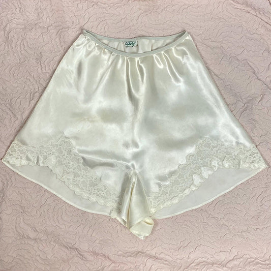 Vintage 1940's Tap Pants | Pearlescent White Rayon Satin with Heart Appliques & Lace | Size XS | Corticelli Lingerie - Daggers & Dames