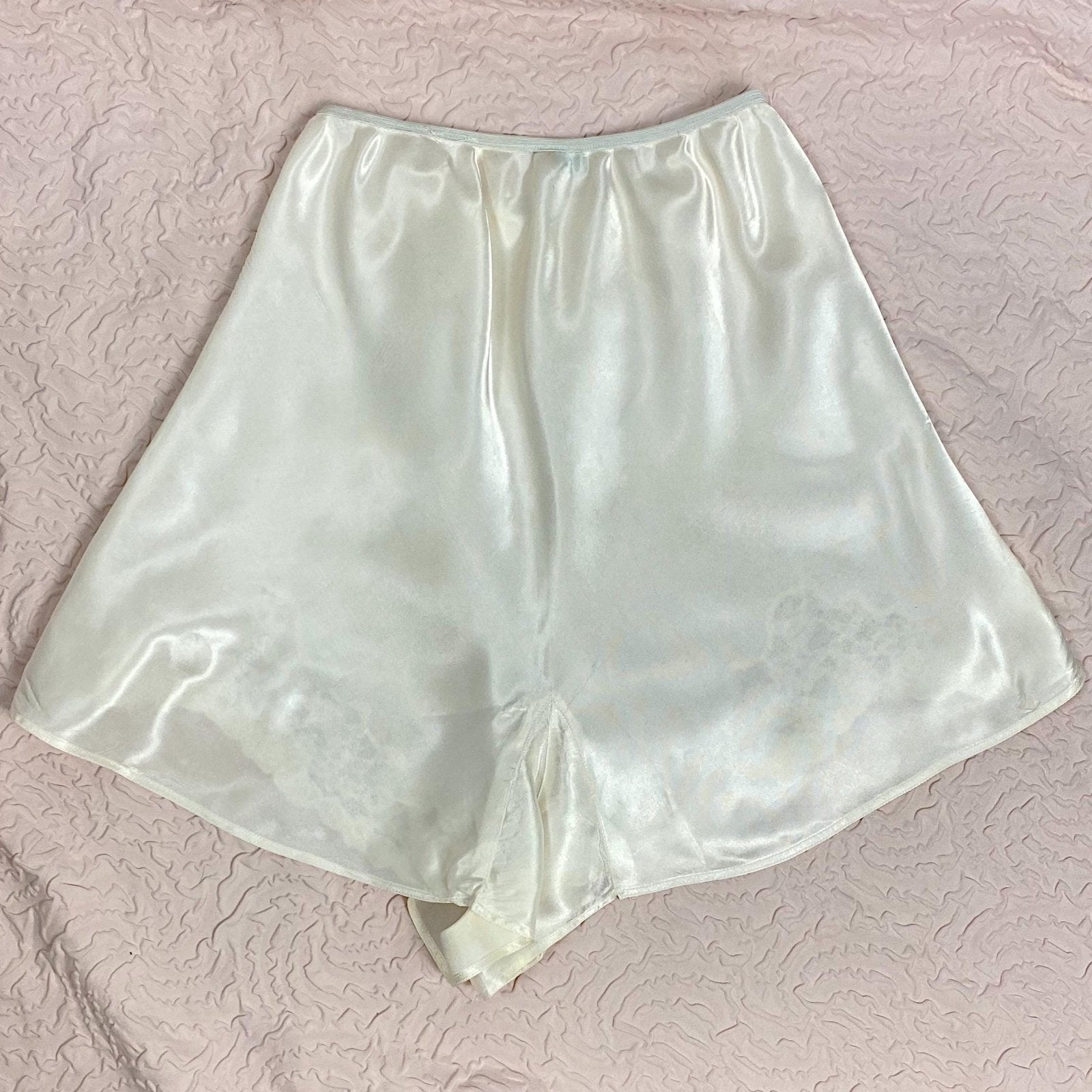 Vintage 1940's Tap Pants | Pearlescent White Rayon Satin with Heart Appliques & Lace | Size XS | Corticelli Lingerie - Daggers & Dames