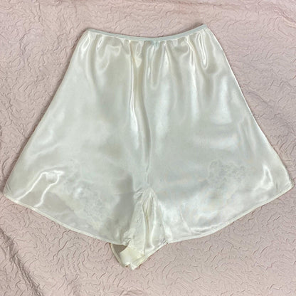 Vintage 1940's Tap Pants | Pearlescent White Rayon Satin with Heart Appliques & Lace | Size XS | Corticelli Lingerie - Daggers & Dames