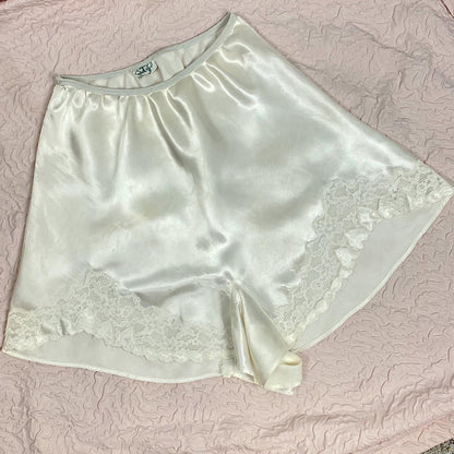 Vintage 1940's Tap Pants | Pearlescent White Rayon Satin with Heart Appliques & Lace | Size XS | Corticelli Lingerie - Daggers & Dames