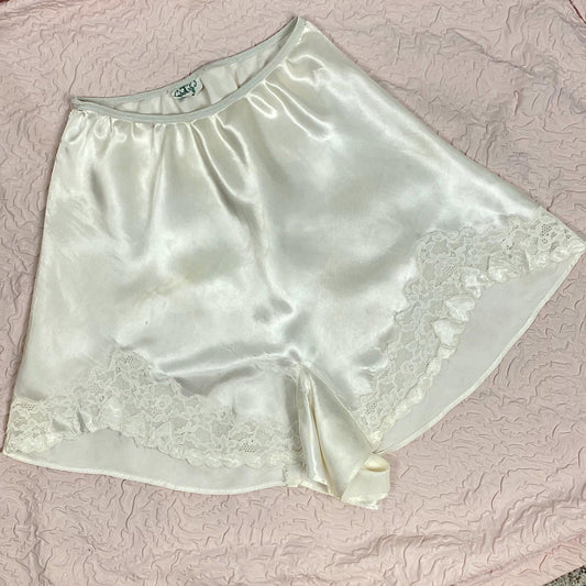 Vintage 1940's Tap Pants | Pearlescent White Rayon Satin with Heart Appliques & Lace | Size XS | Corticelli Lingerie - Daggers & Dames
