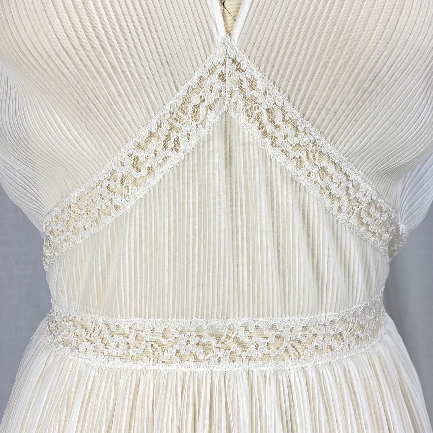 Vintage 1950's Nightgown | Sheer White Crystal Pleated Nylon with Floral Lace Inserts | Size M | Mojud - Daggers & Dames