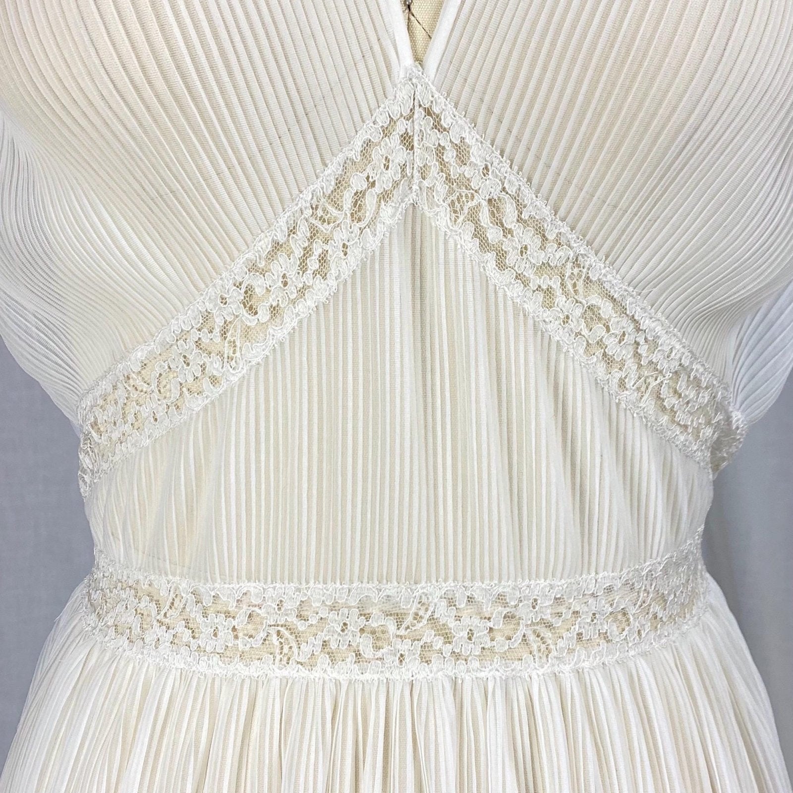 Vintage 1950's Nightgown | Sheer White Crystal Pleated Nylon with Floral Lace Inserts | Size M | Mojud - Daggers & Dames