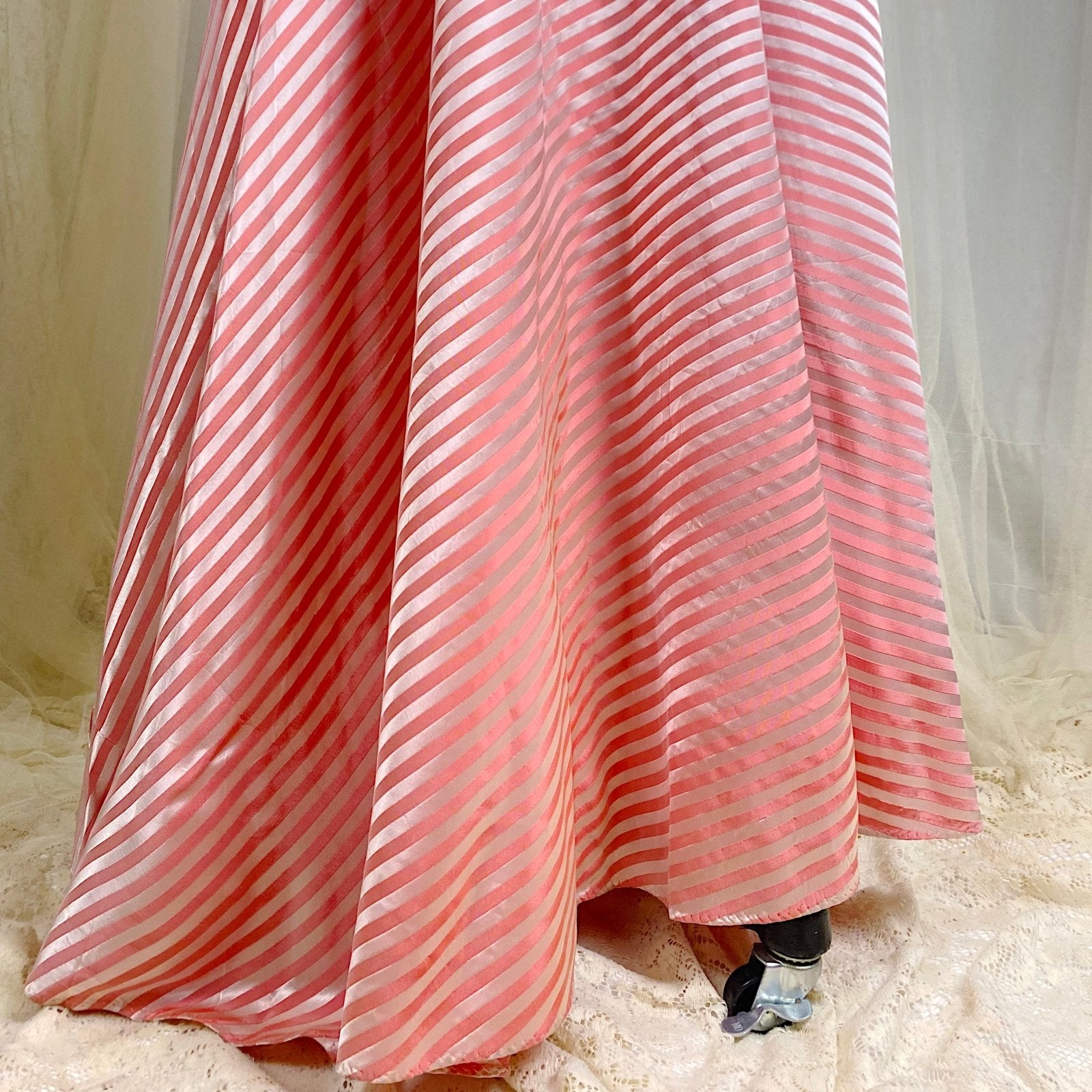 Vintage 1950's Robe - Bold Berry & Powder Pink Satin Brocade with Rhinestone Brooch - Size S, M - By Maxan - Daggers & Dames