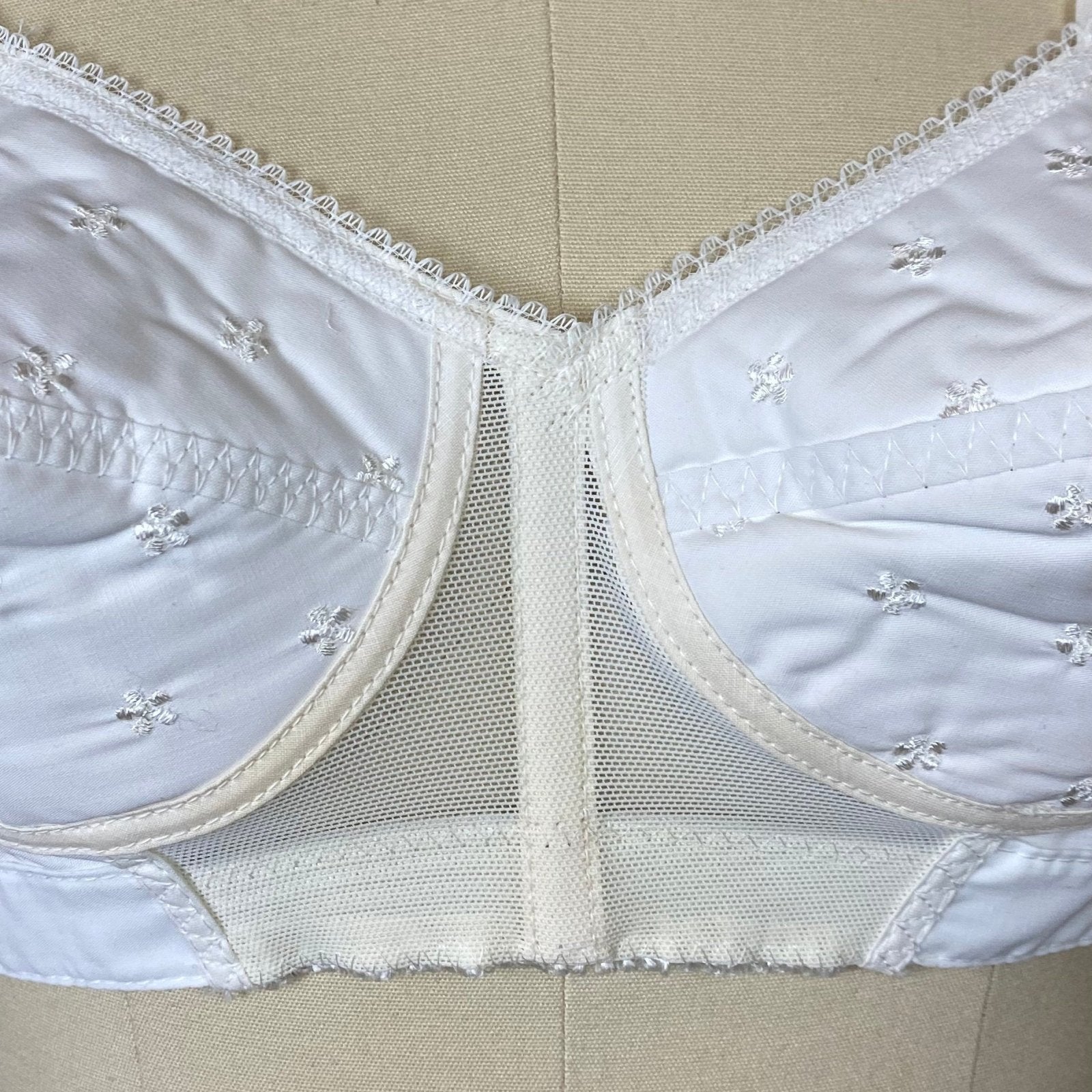 Vintage 1960's Bra | Crisp White Cotton with Bullet Cups & Star Embroidery | Size 34 A, 32 B - Daggers & Dames