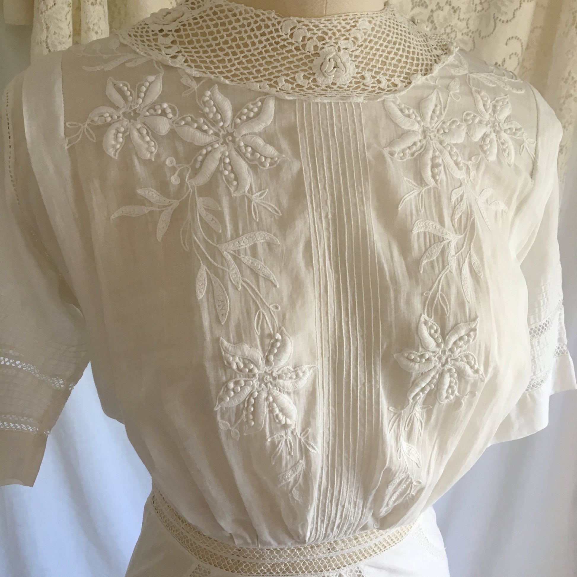 Antique 1910's Edwardian Peplum Dress | White Cotton Lawn with Crocheted Lace & Embroidery | Size XXS - Daggers & Dames