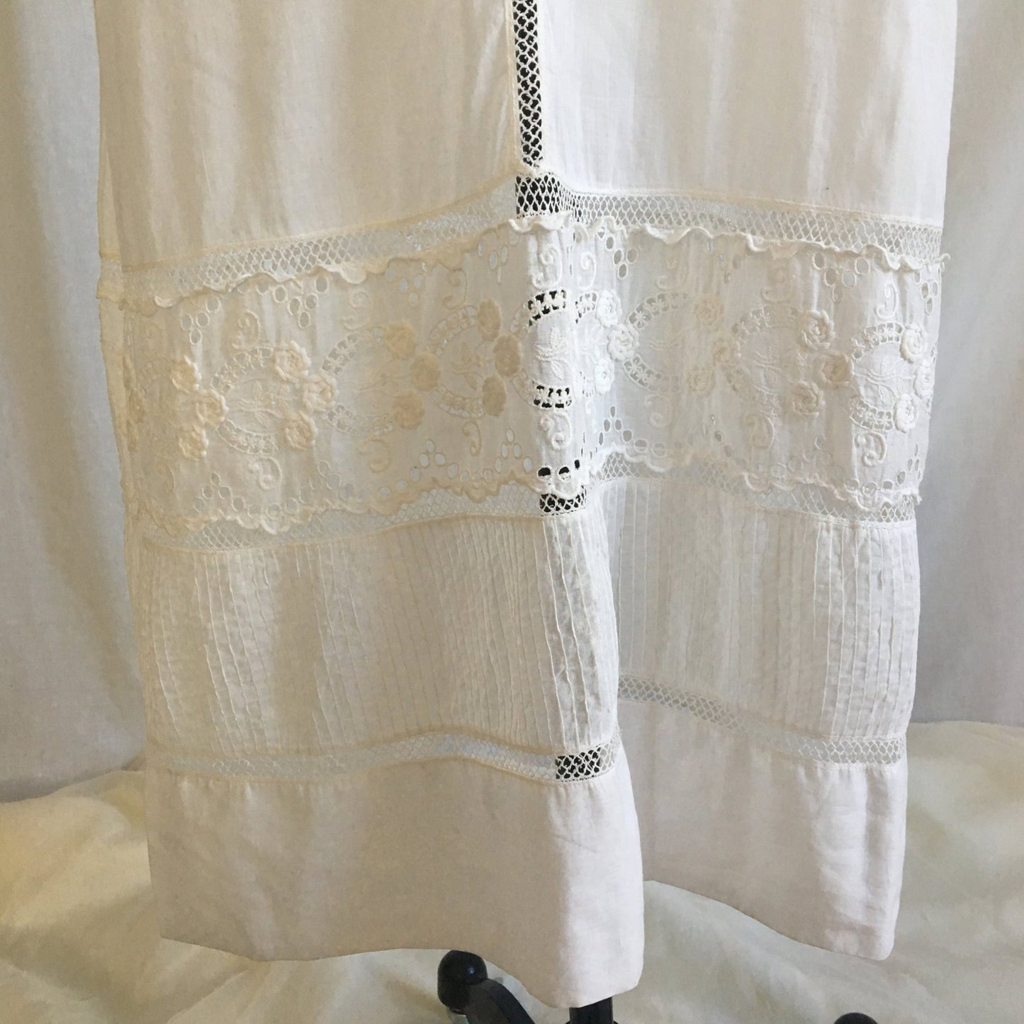 Antique 1910's Edwardian Peplum Dress | White Cotton Lawn with Crocheted Lace & Embroidery | Size XXS - Daggers & Dames