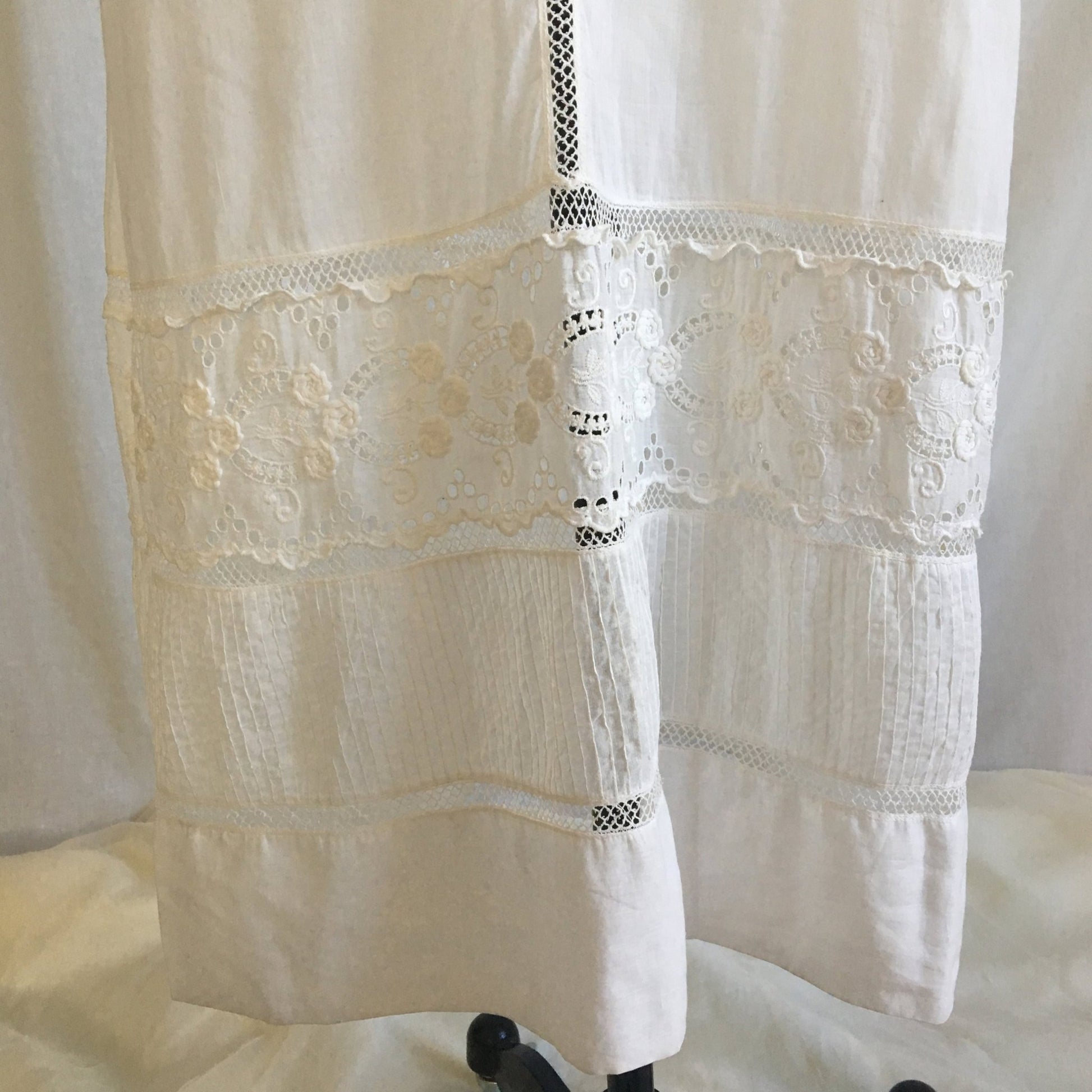 Antique 1910's Edwardian Peplum Dress | White Cotton Lawn with Crocheted Lace & Embroidery | Size XXS - Daggers & Dames