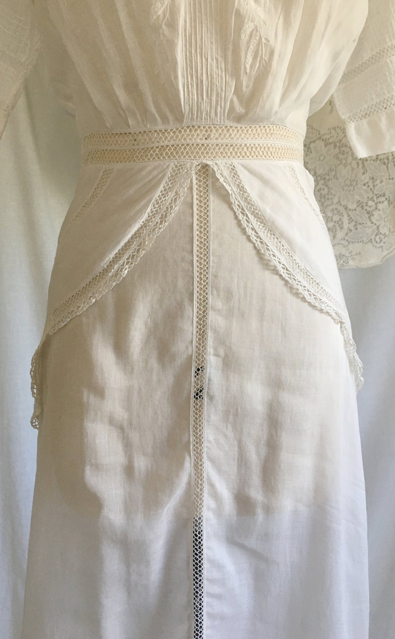 Antique 1910's Edwardian Peplum Dress | White Cotton Lawn with Crocheted Lace & Embroidery | Size XXS - Daggers & Dames