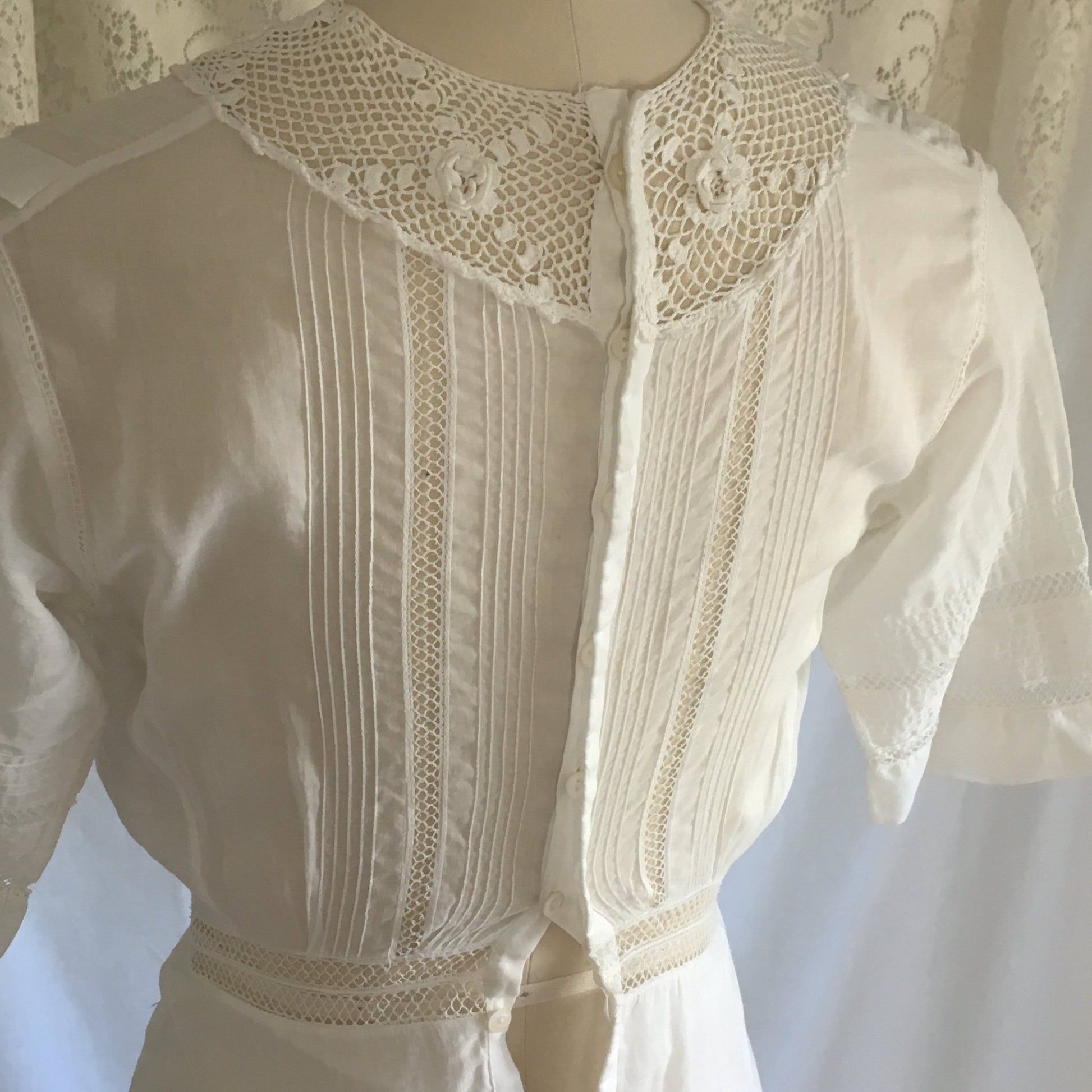 Antique 1910's Edwardian Peplum Dress | White Cotton Lawn with Crocheted Lace & Embroidery | Size XXS - Daggers & Dames