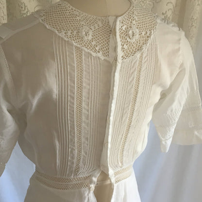 Antique 1910's Edwardian Peplum Dress | White Cotton Lawn with Crocheted Lace & Embroidery | Size XXS - Daggers & Dames