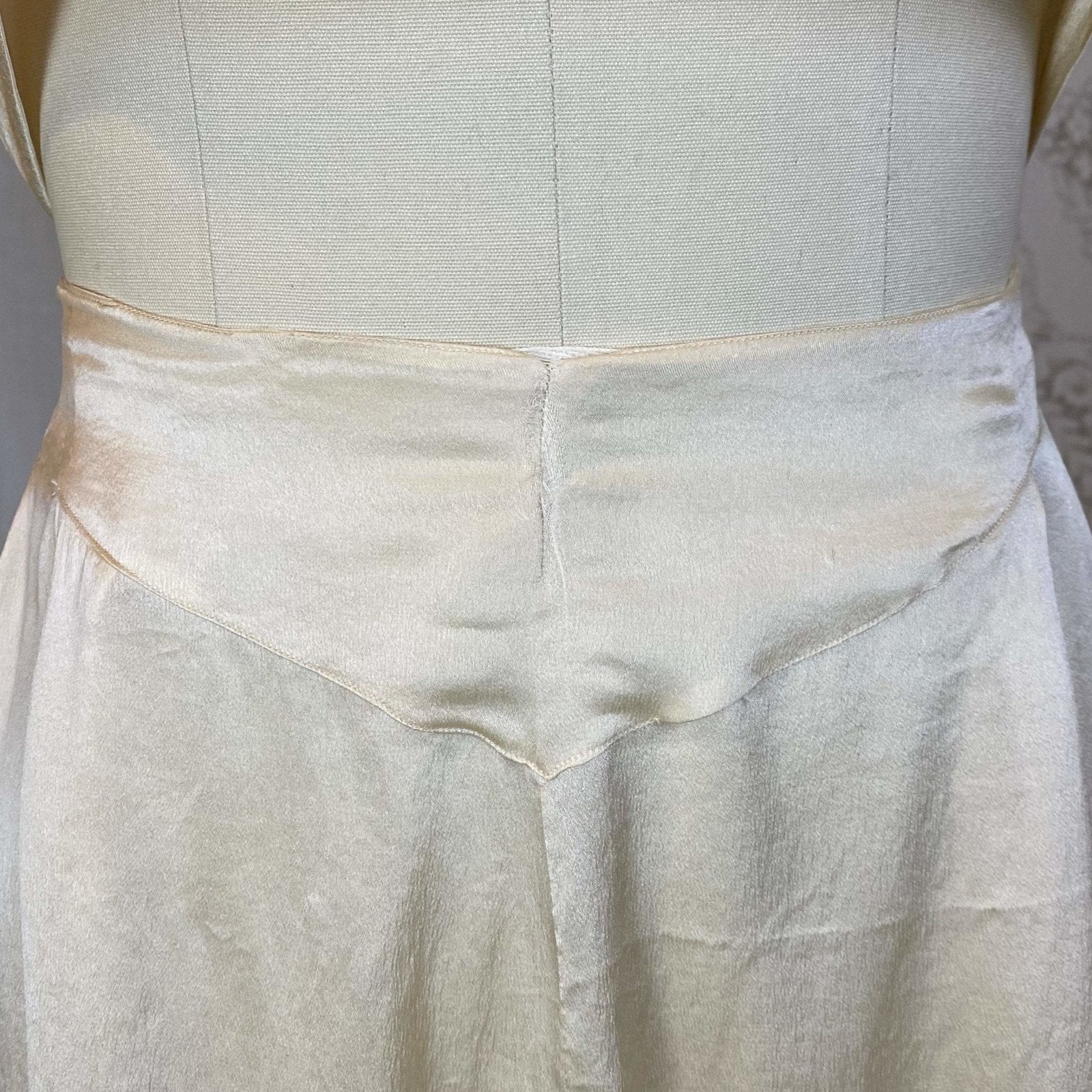 Antique 1920's Bralette & Tap Pants Set | Creamy Champagne Silk with floral Alençon Lace | Size M - Daggers & Dames