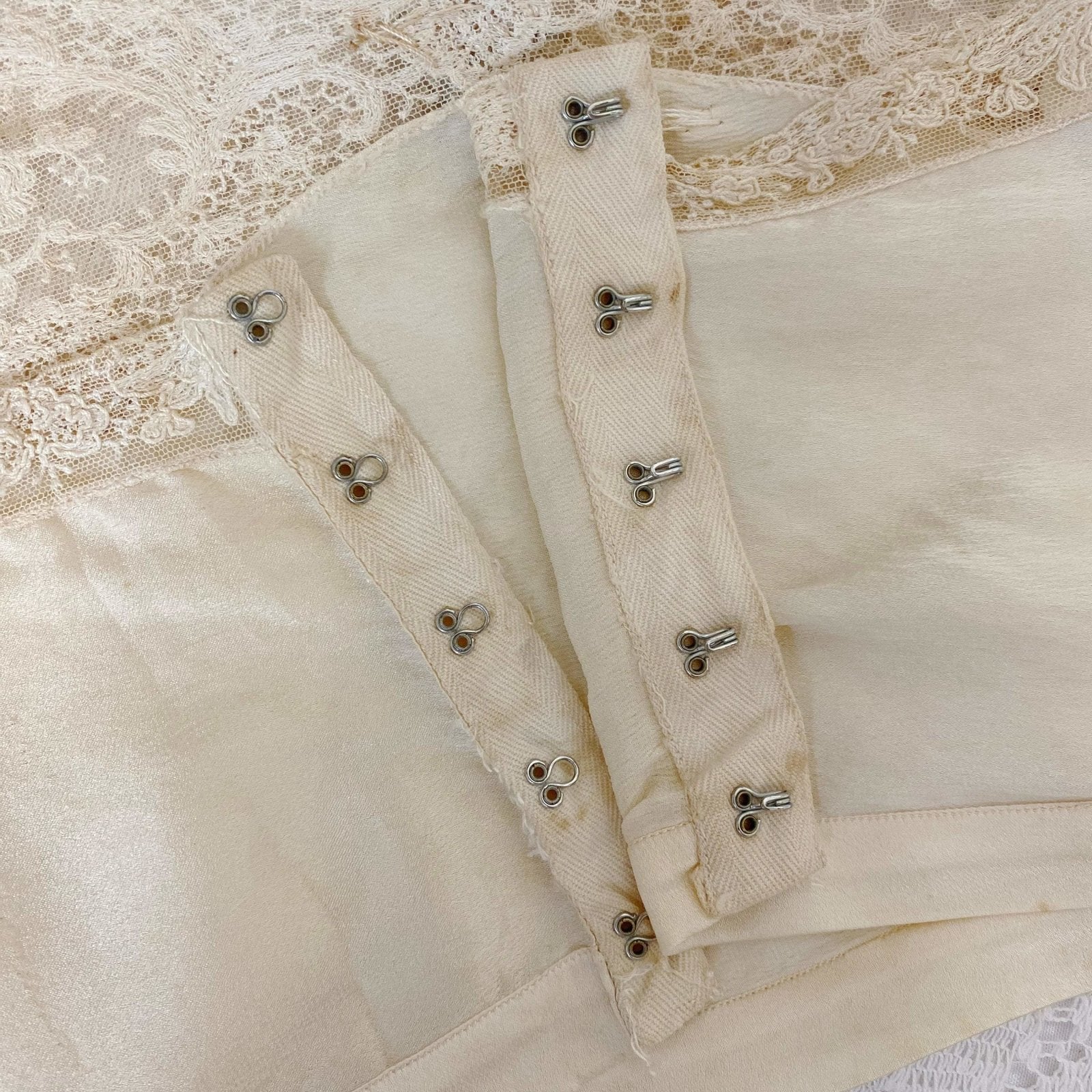 Antique 1920's Bralette & Tap Pants Set | Creamy Champagne Silk with floral Alençon Lace | Size M - Daggers & Dames