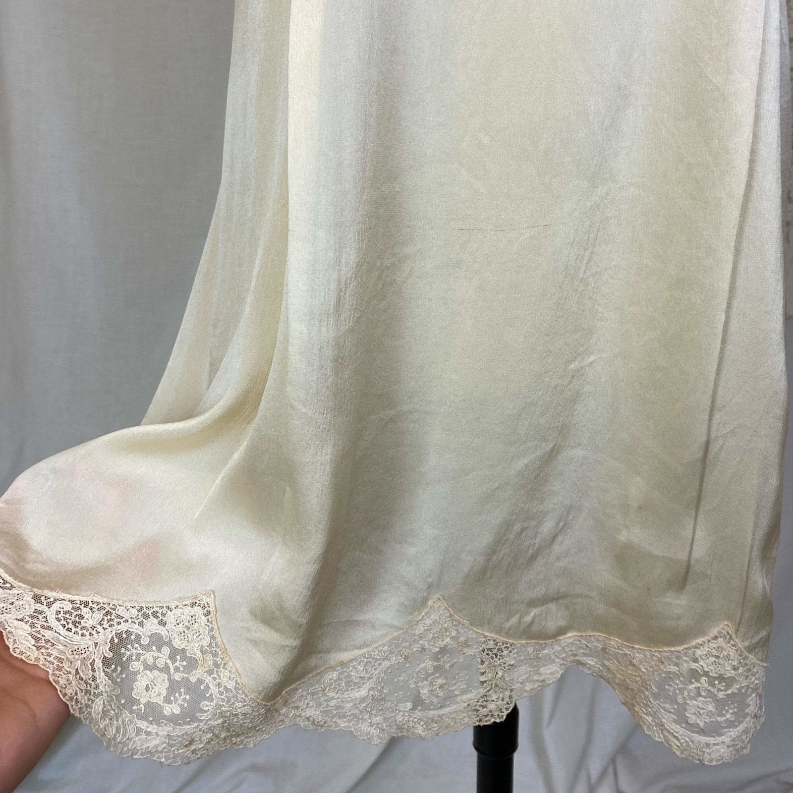 Antique 1920's Chemise Slip | Creamy Champagne Silk with Floral Alençon Lace | Size S, M, LG - Daggers & Dames