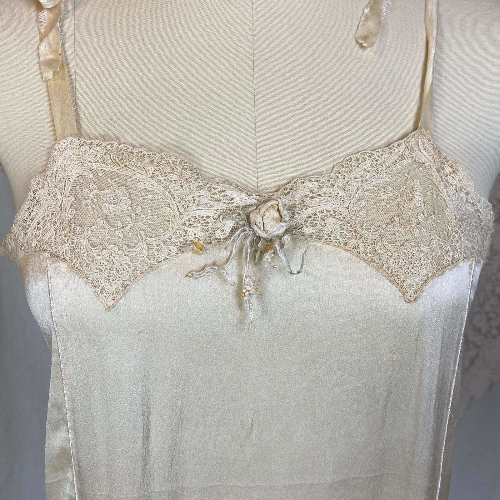 Antique 1920's Chemise Slip | Creamy Champagne Silk with Floral Alençon Lace | Size S, M, LG - Daggers & Dames