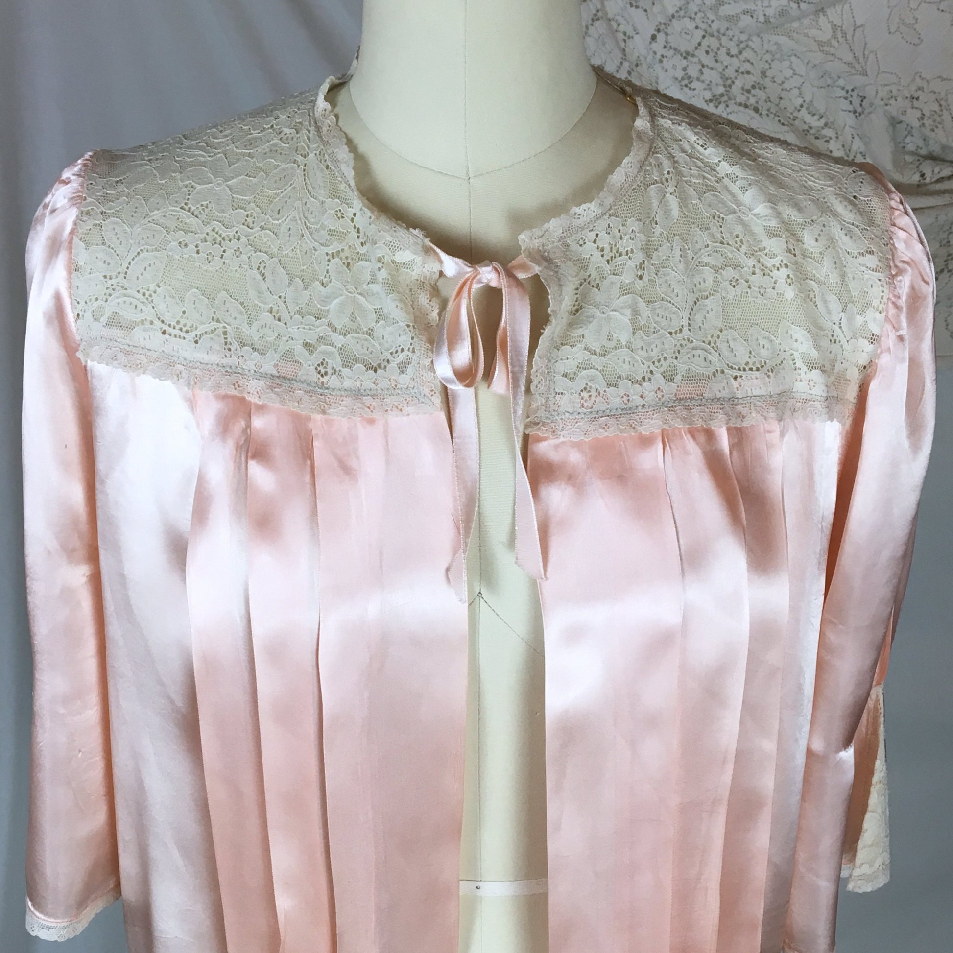 VIntage 1940&#39;s Bed Jacket | Rosy Pink Rayon Satin with Lace &  Pleated Bodice | Size SM, MED, LG