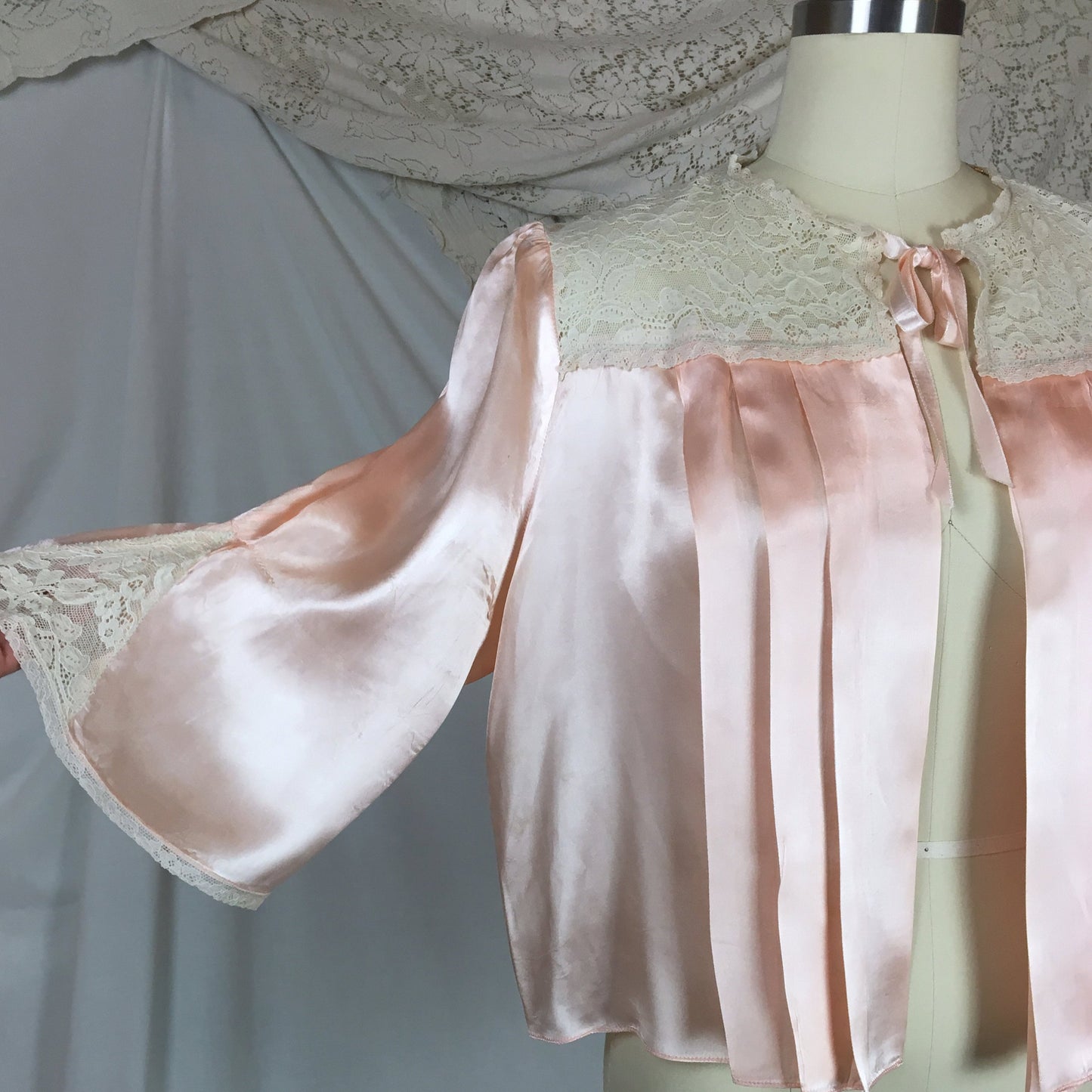 VIntage 1940&#39;s Bed Jacket | Rosy Pink Rayon Satin with Lace &  Pleated Bodice | Size SM, MED, LG