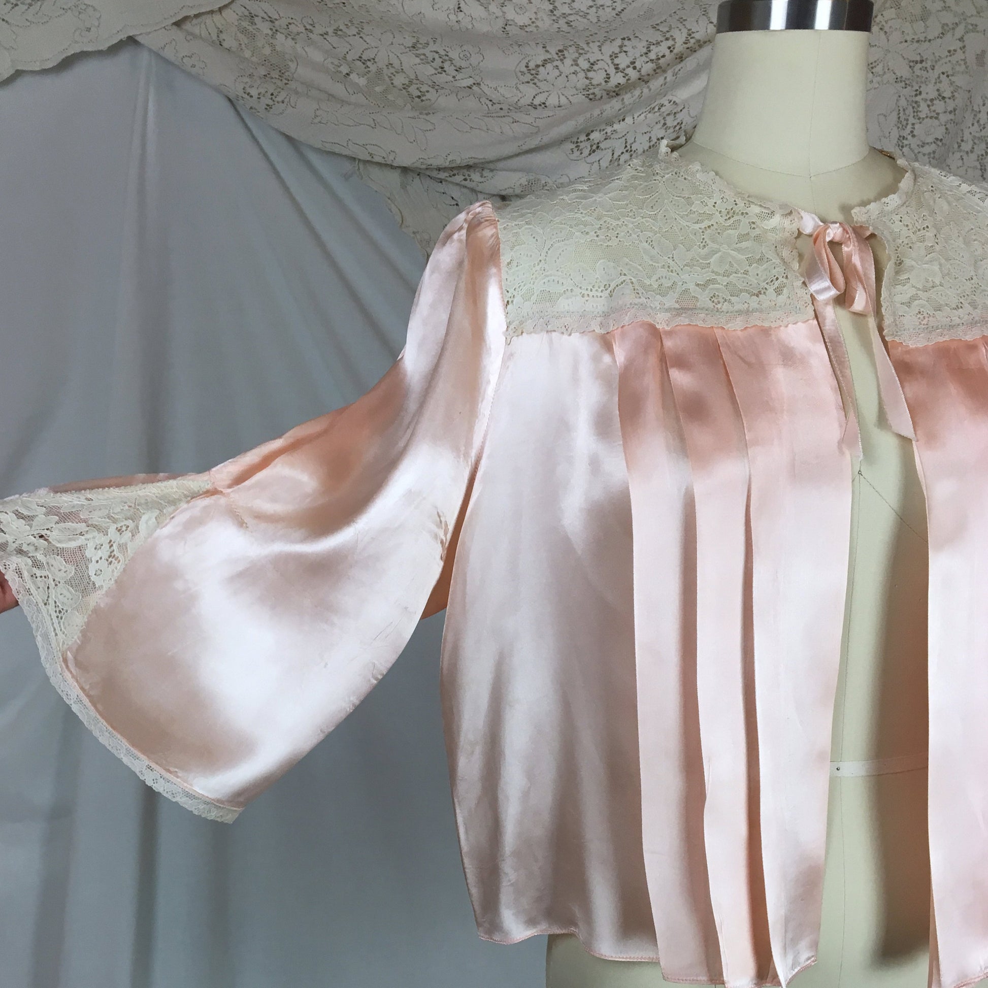 VIntage 1940&#39;s Bed Jacket | Rosy Pink Rayon Satin with Lace &  Pleated Bodice | Size SM, MED, LG