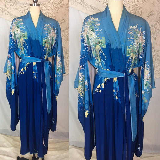 Vintage 1920's Japanese Kimono Robe | Blue Lined Silk with Hand Printed Floral Pattern & Sash Tie | Size Free - Daggers & Dames