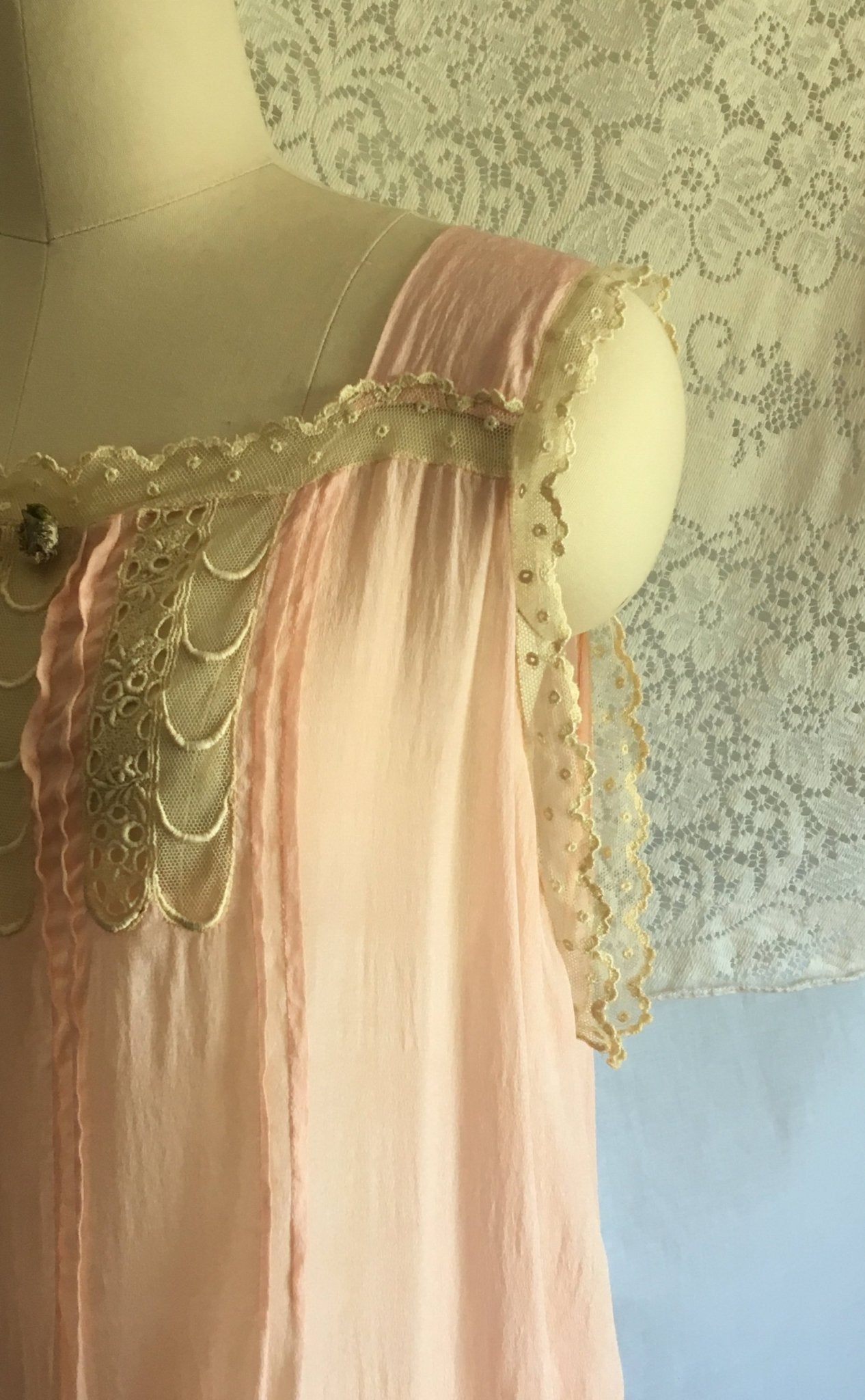 Vintage 1920's Nightgown | Pale Pink Tissue Silk with Ivory Eyelet Lace | Flapper Lingerie | Boho Dress | Free Size - Daggers & Dames