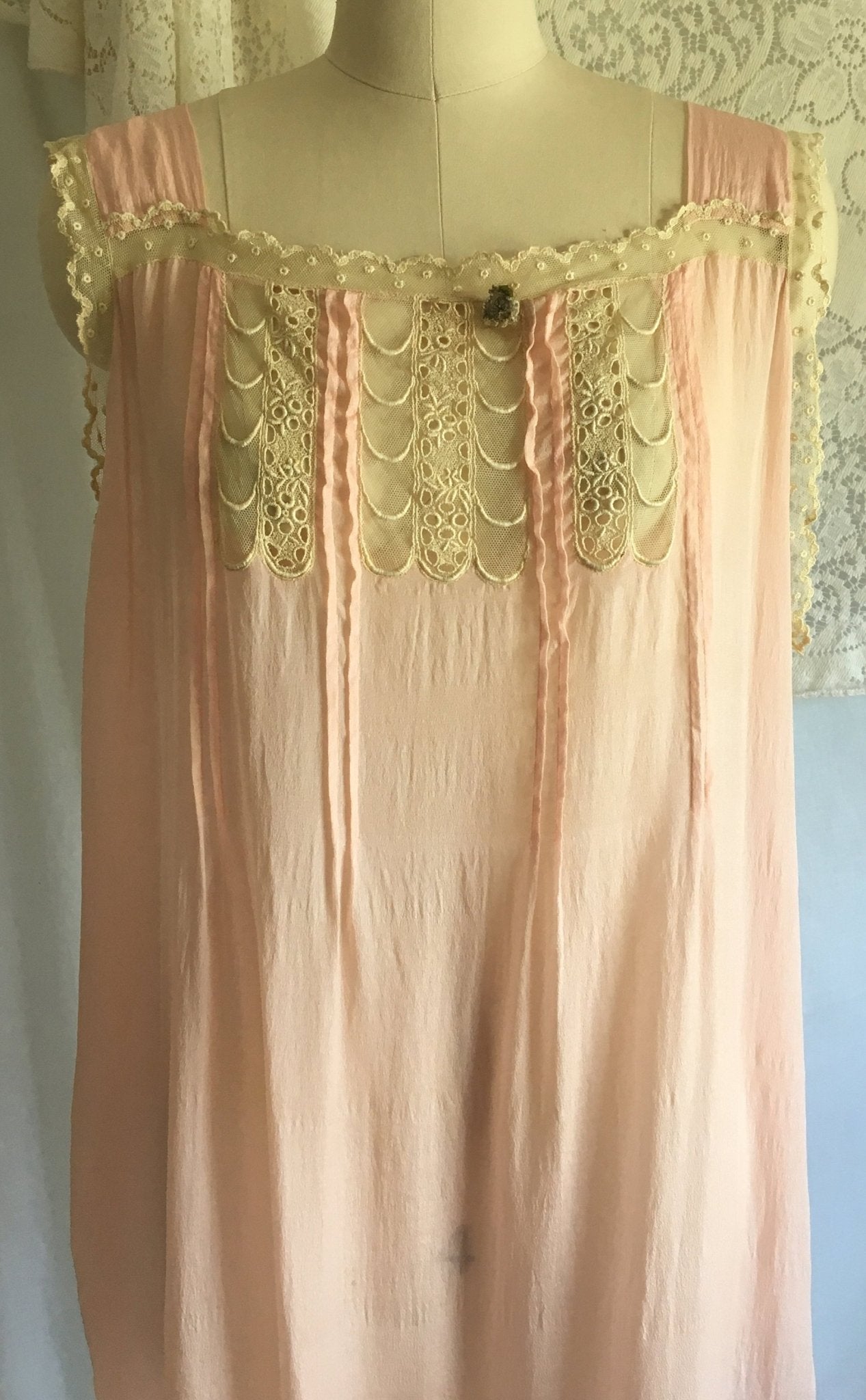 Vintage 1920's Nightgown | Pale Pink Tissue Silk with Ivory Eyelet Lace | Flapper Lingerie | Boho Dress | Free Size - Daggers & Dames