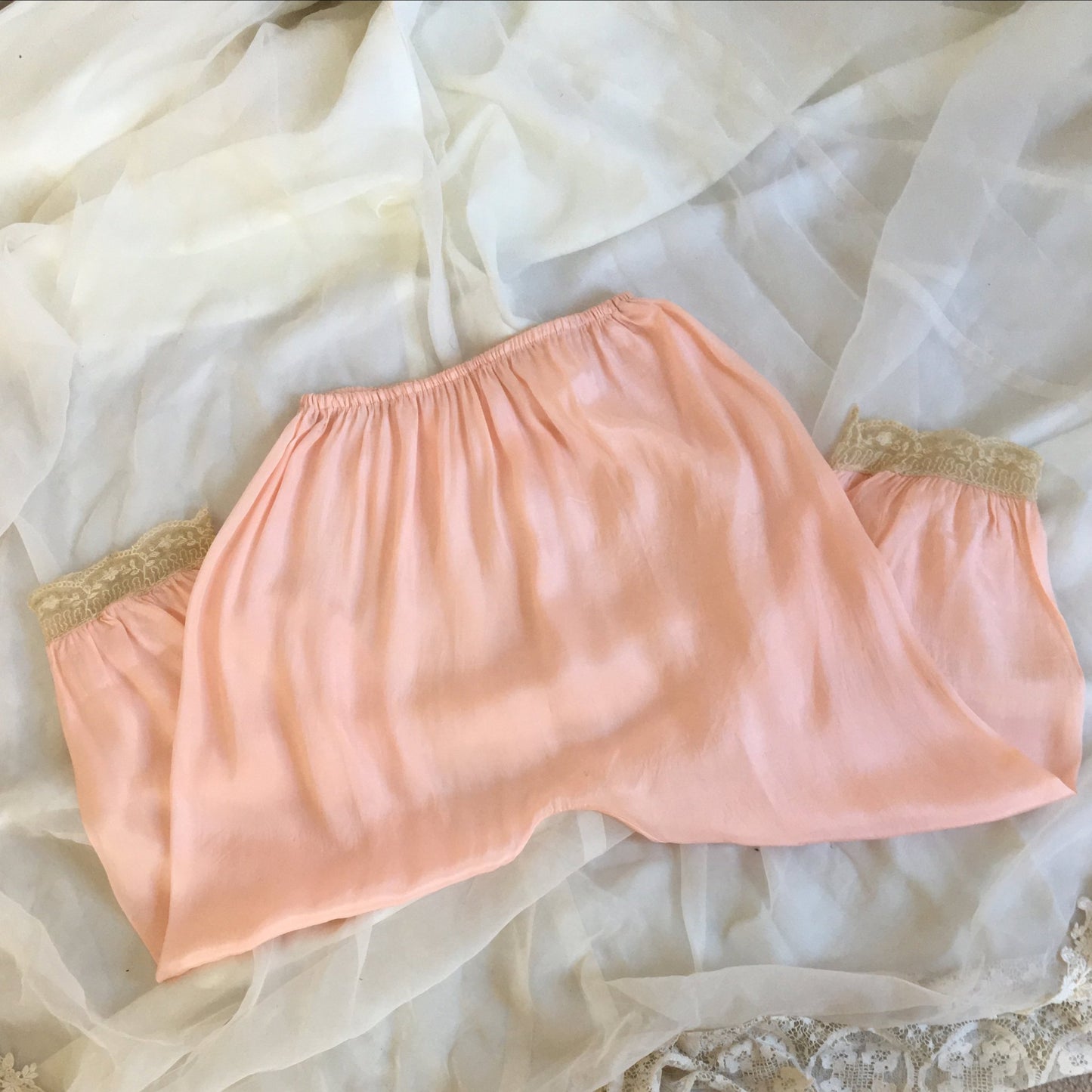Vintage 1920's Pajama Set | Light Pink Silk & Alençon Lace with Satin Ribbon Tie | Rare Pajamas | Size S - Daggers & Dames