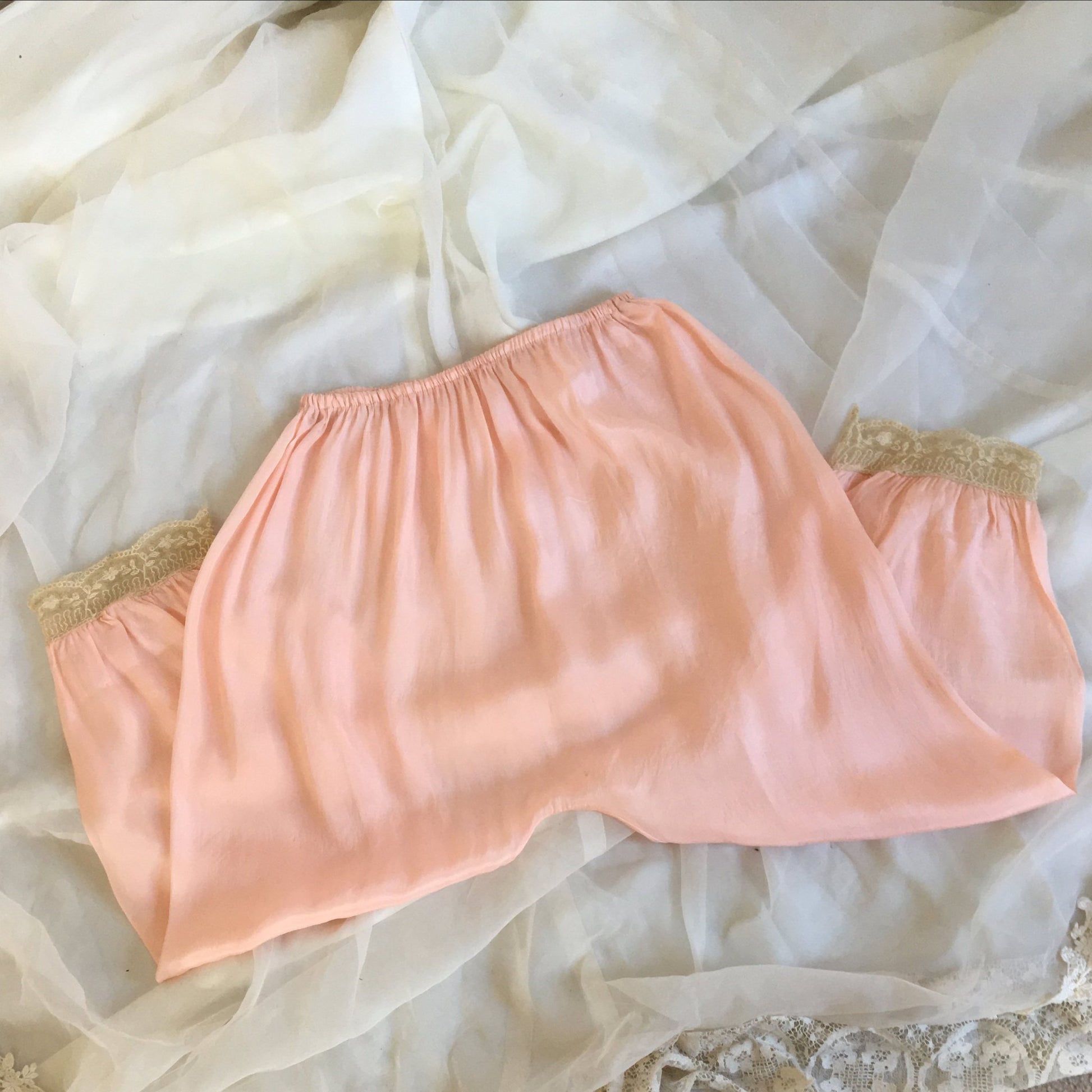 Vintage 1920's Pajama Set | Light Pink Silk & Alençon Lace with Satin Ribbon Tie | Rare Pajamas | Size S - Daggers & Dames