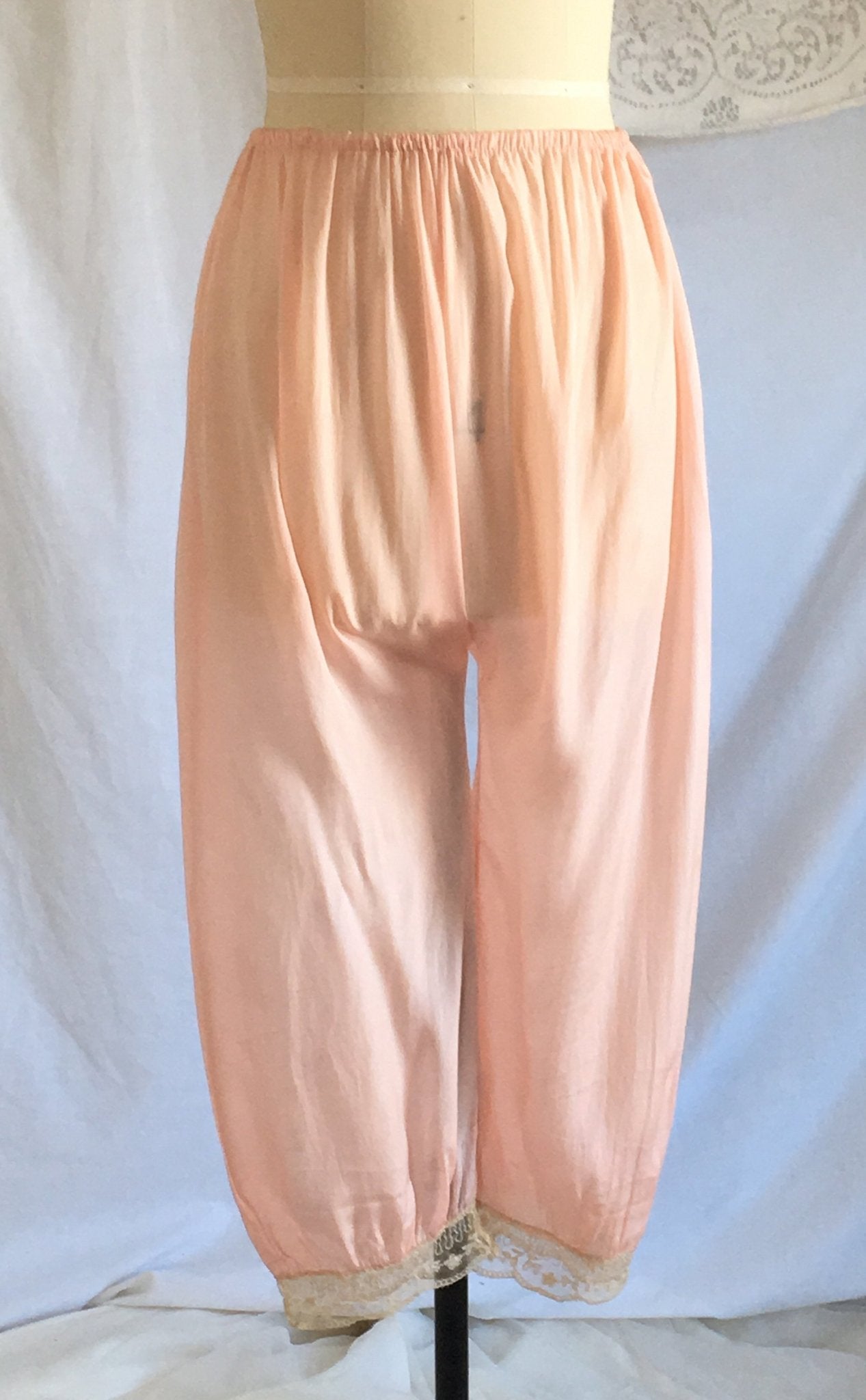 Vintage 1920's Pajama Set | Light Pink Silk & Alençon Lace with Satin Ribbon Tie | Rare Pajamas | Size S - Daggers & Dames