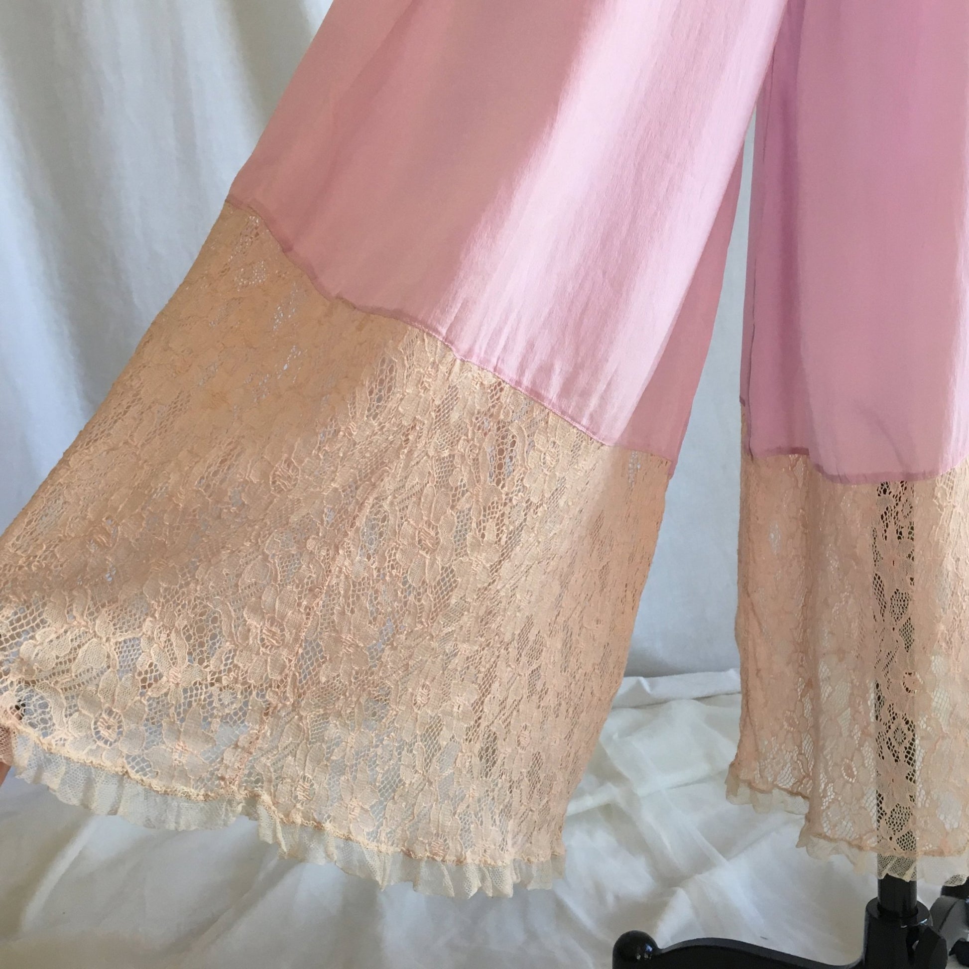 Vintage 1920's Pajama Set | Sheer Lilac Purple Silk with Chantilly Lace & Silk Rosettes | Size S, M - Daggers & Dames