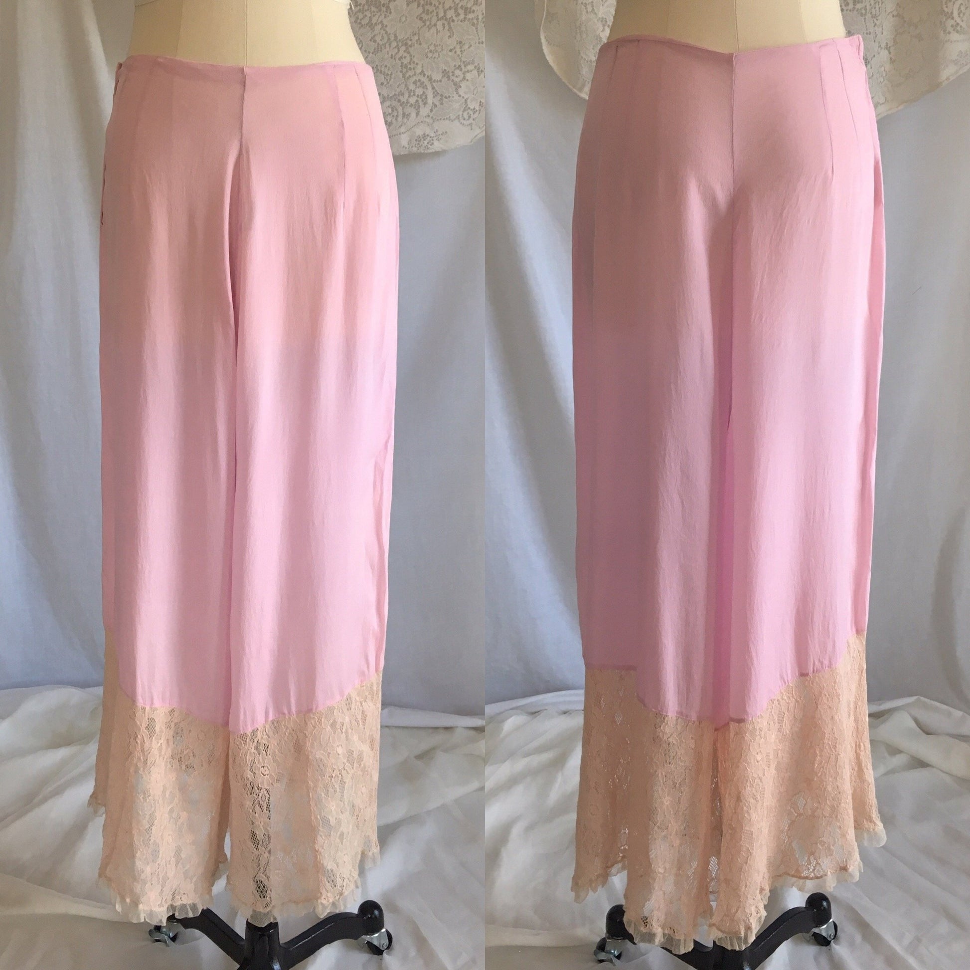 Vintage 1920's Pajama Set | Sheer Lilac Purple Silk with Chantilly Lace & Silk Rosettes | Size S, M - Daggers & Dames