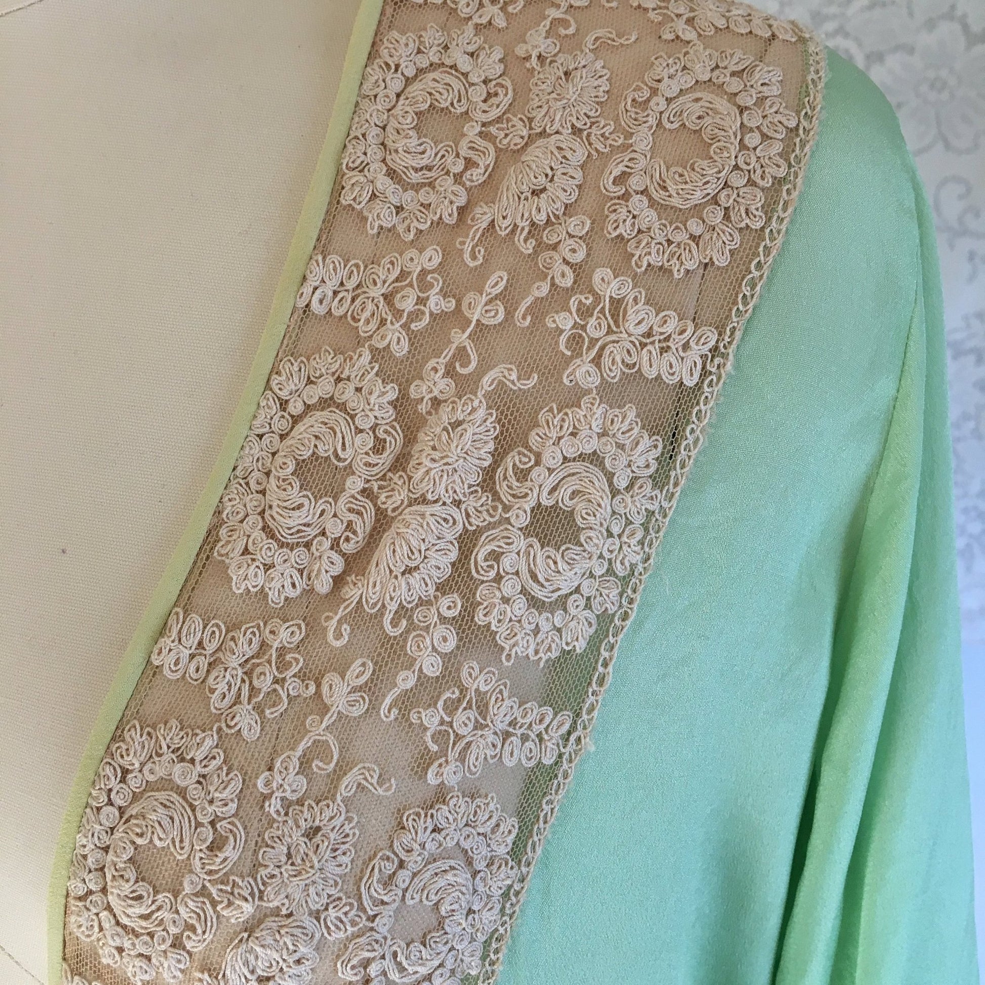 Vintage 1920's Robe | Mint Green Silk Crepe with Chiffon Ruffles & Tambour Lace | Size Free - Daggers & Dames