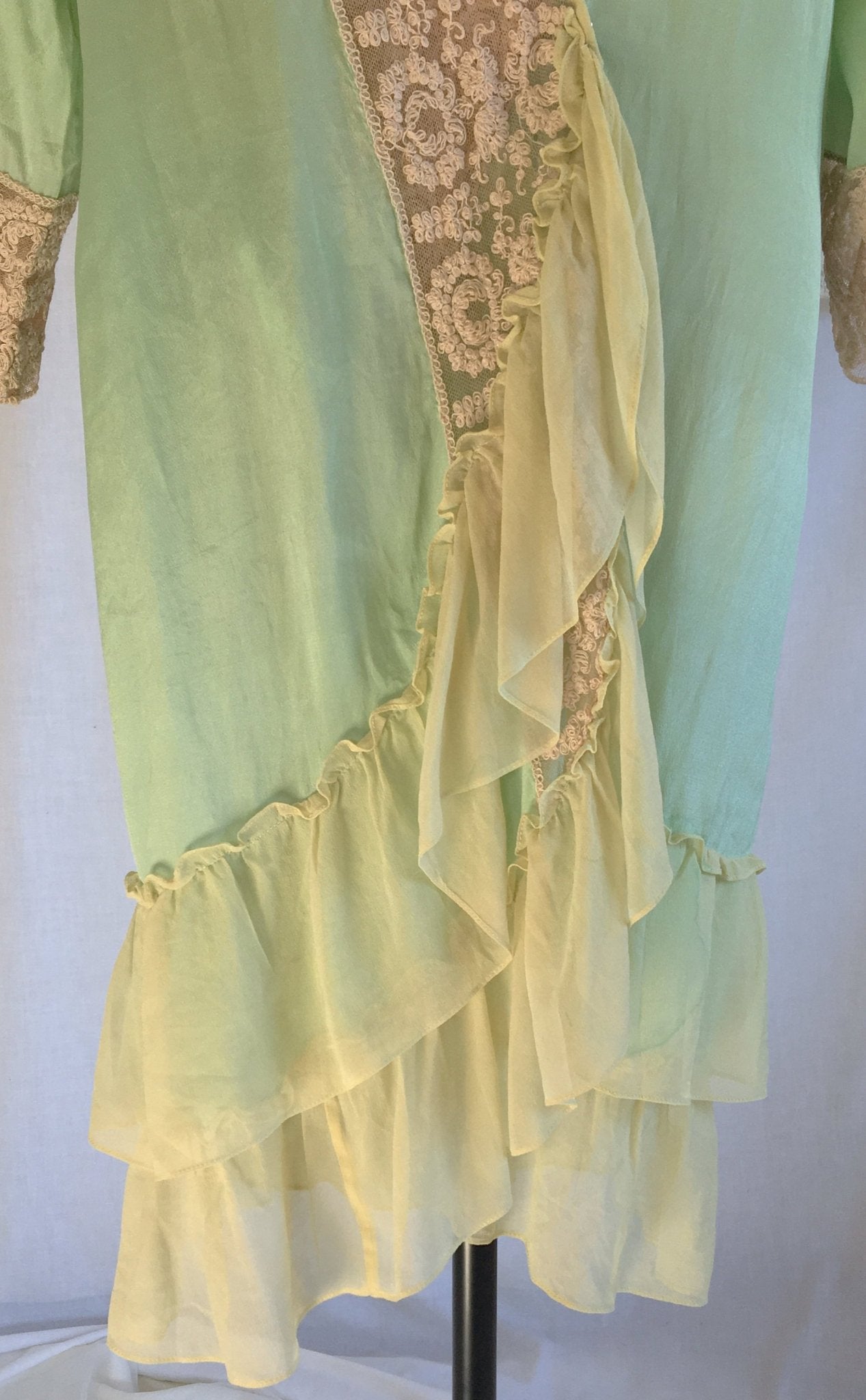 Vintage 1920's Robe | Mint Green Silk Crepe with Chiffon Ruffles & Tambour Lace | Size Free - Daggers & Dames