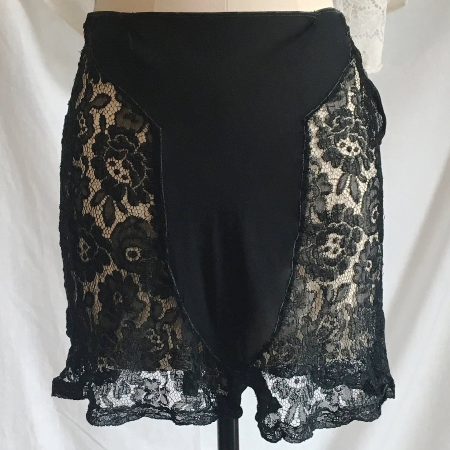Vintage 1920's Tap Pants & Bralette | Black Silk Crepe with Chantilly Lace | French Bra and Panty Lingerie Set | Size XXS - Daggers & Dames
