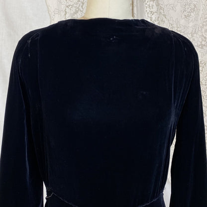 Vintage 1930's Dress | Deep Black Silk Velvet with Gold Lamé Sleeves | Size S, M | Roy H. Bjorkman - Daggers & Dames