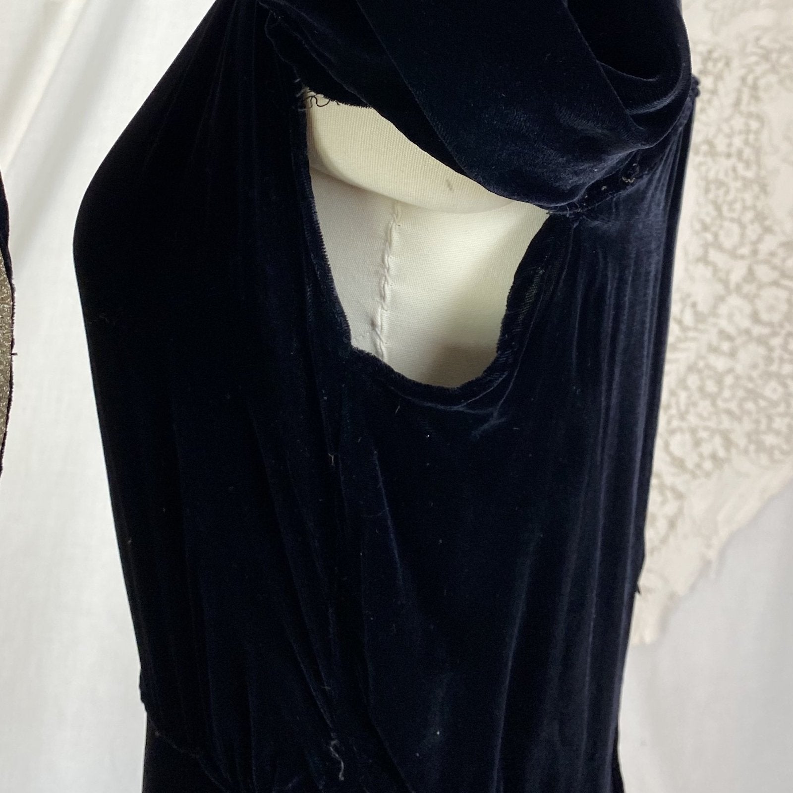 Vintage 1930's Dress | Deep Black Silk Velvet with Gold Lamé Sleeves | Size S, M | Roy H. Bjorkman - Daggers & Dames