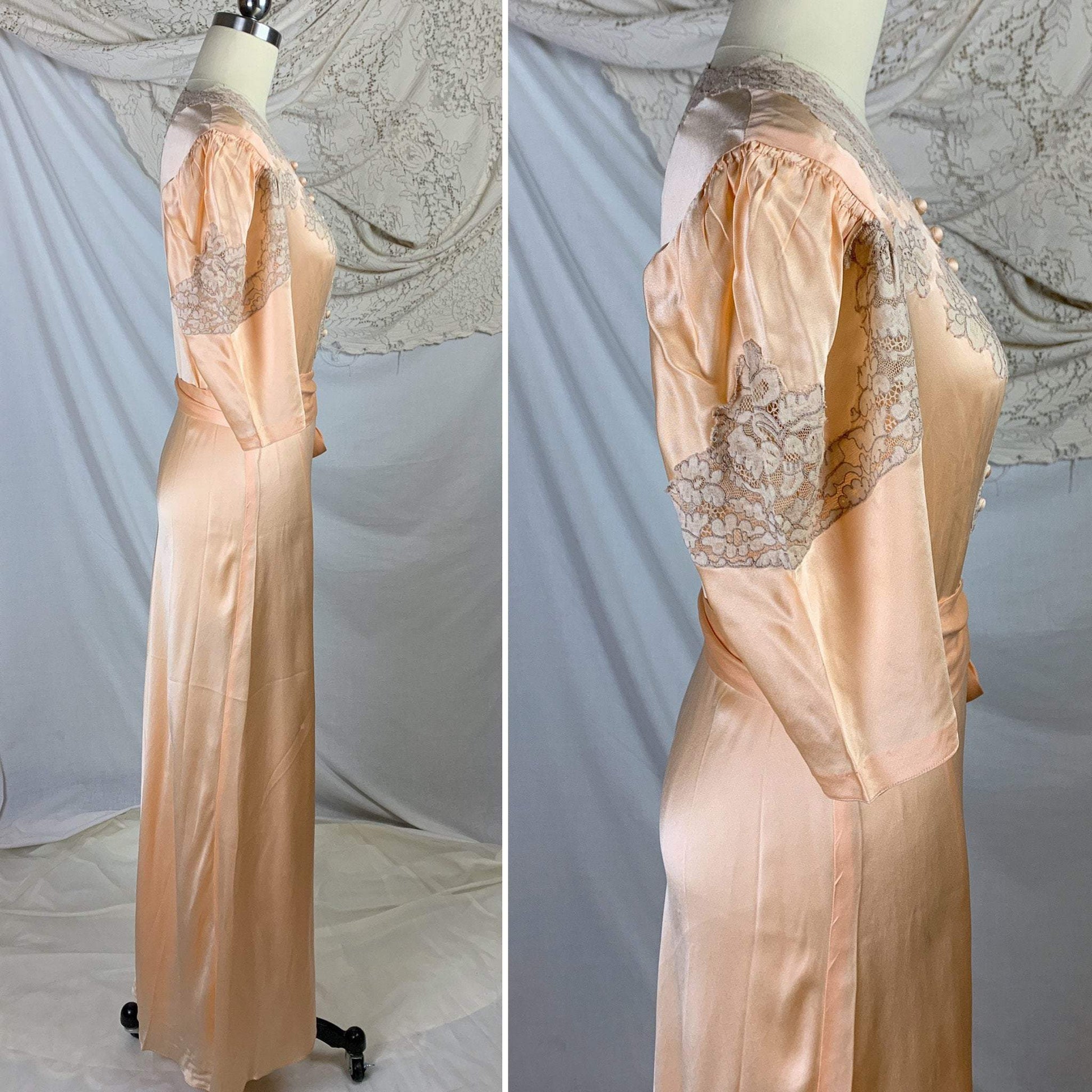 Vintage 1930's Dressing Gown Robe | Rich Peach Silk Charmeuse with Nude Alençon Lace | Size M | Famous Barr -Never Worn - Daggers & Dames