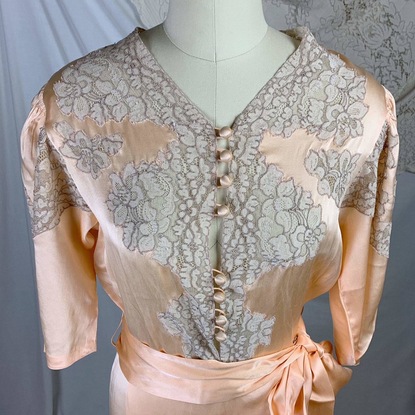 Vintage 1930's Dressing Gown Robe | Rich Peach Silk Charmeuse with Nude Alençon Lace | Size M | Famous Barr -Never Worn - Daggers & Dames