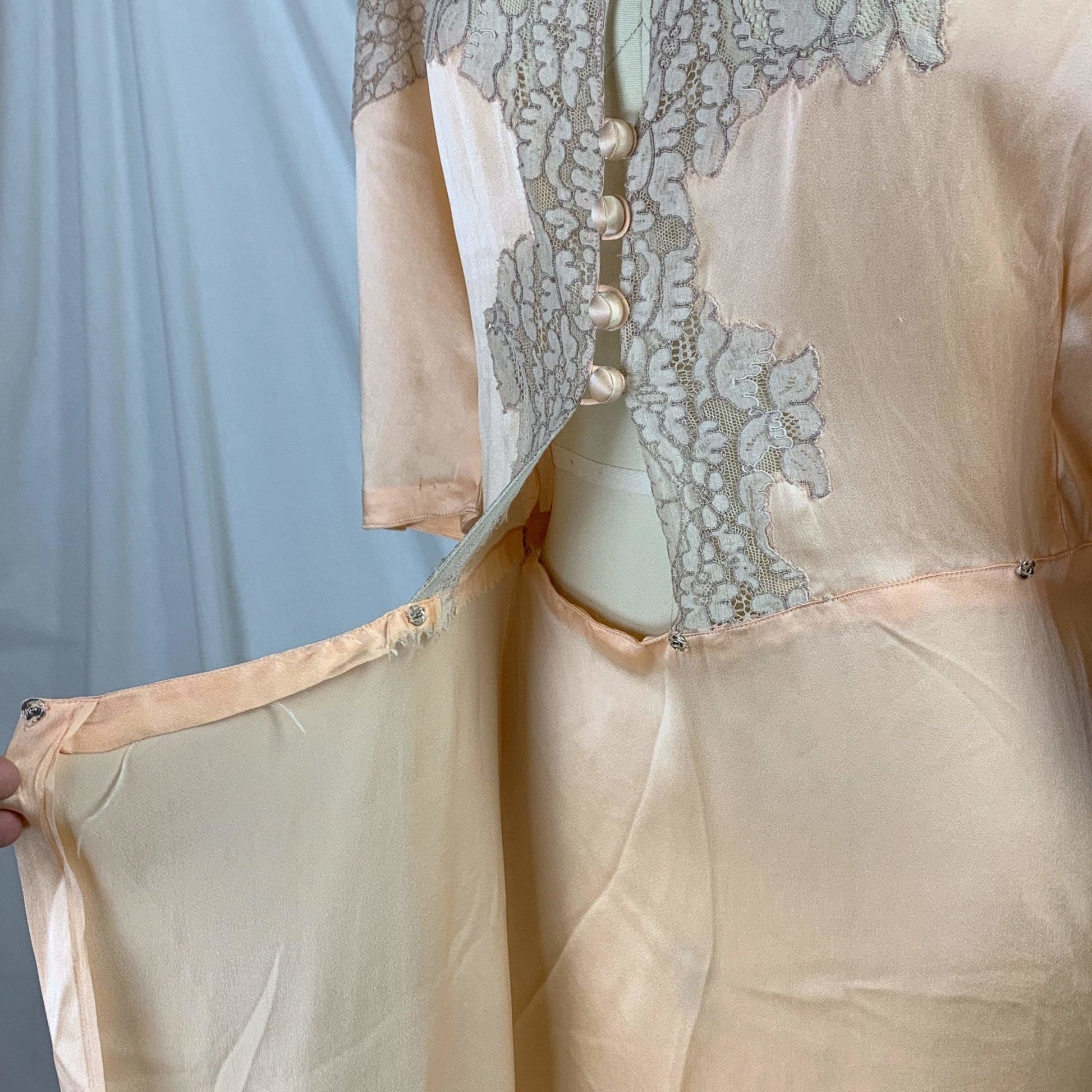 Vintage 1930's Dressing Gown Robe | Rich Peach Silk Charmeuse with Nude Alençon Lace | Size M | Famous Barr -Never Worn - Daggers & Dames
