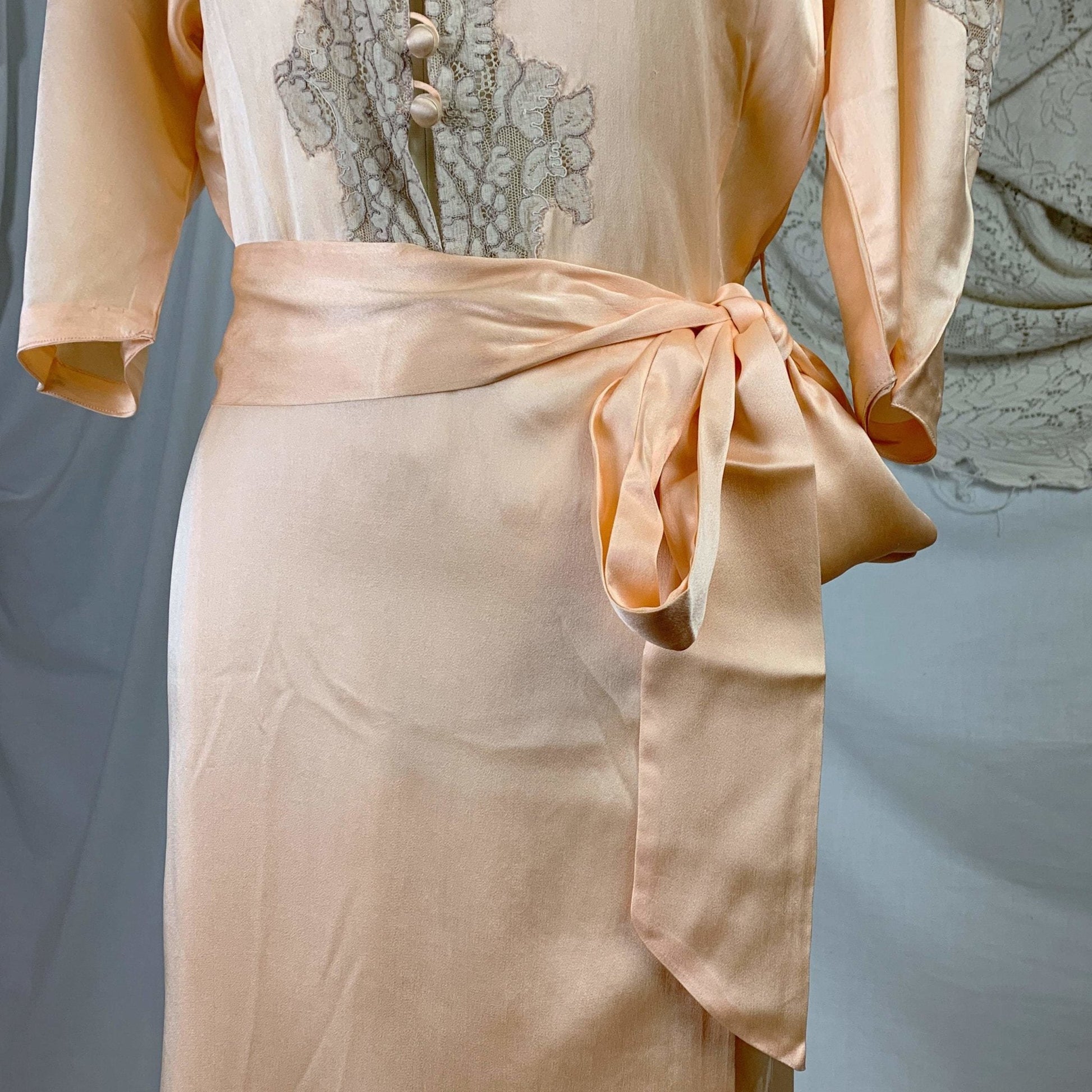 Vintage 1930's Dressing Gown Robe | Rich Peach Silk Charmeuse with Nude Alençon Lace | Size M | Famous Barr -Never Worn - Daggers & Dames