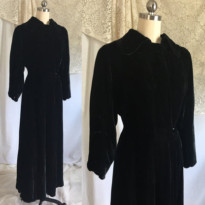 Vintage 1930's Robe | Black Silk Velvet with Champagne Rayon Satin Lining | Size M, LG - Daggers & Dames
