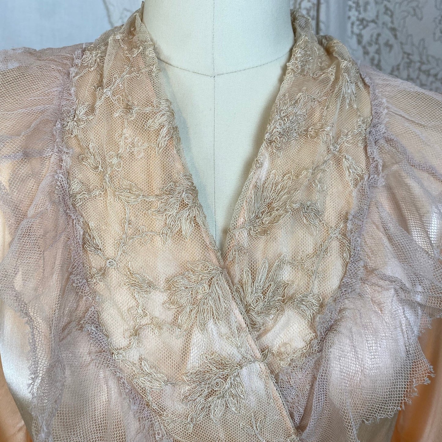 Vintage 1930's Robe | Hand Stitched Peach Silk with Tambour Lace | Size XS, S - Daggers & Dames