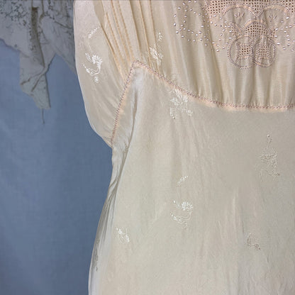 Vintage 1930's Slip | Pale Peach Silk with Floral Satin Damask & Hand Embroidery | Size S, M - Daggers & Dames
