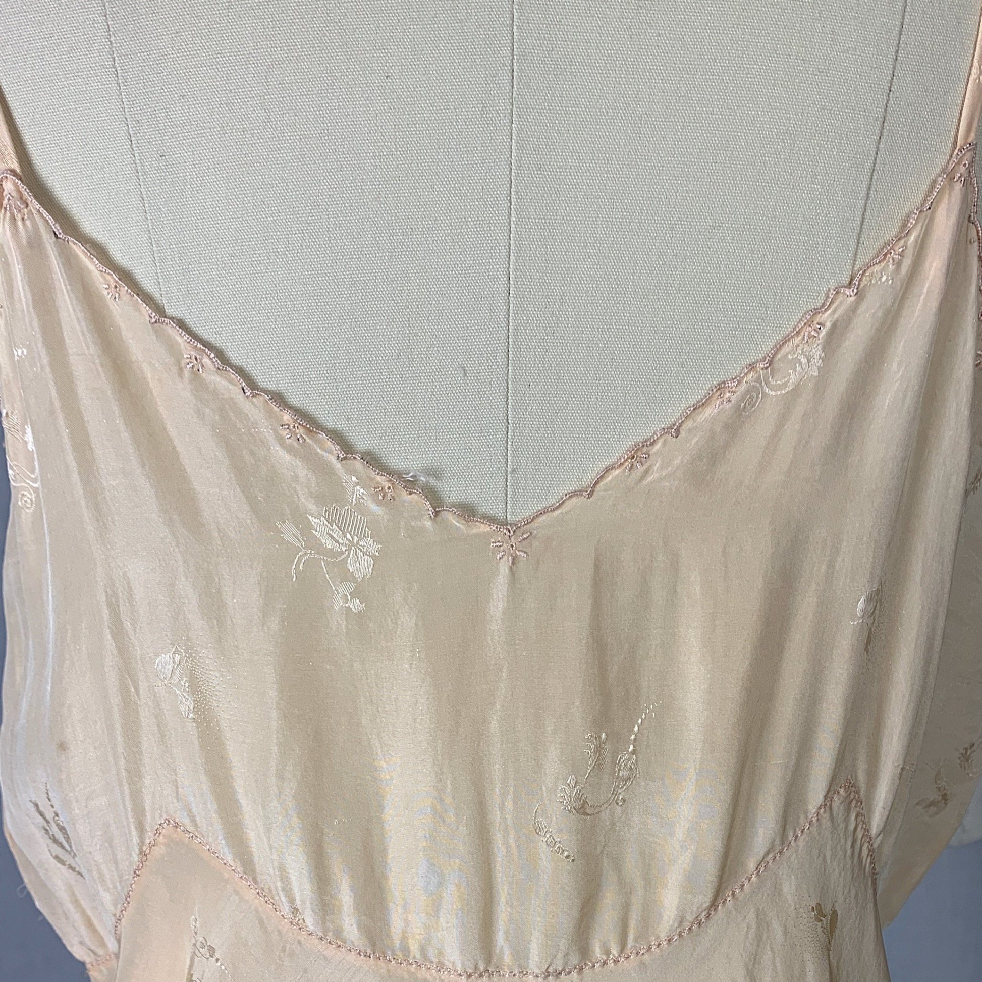 Vintage 1930's Slip | Pale Peach Silk with Floral Satin Damask & Hand Embroidery | Size S, M - Daggers & Dames