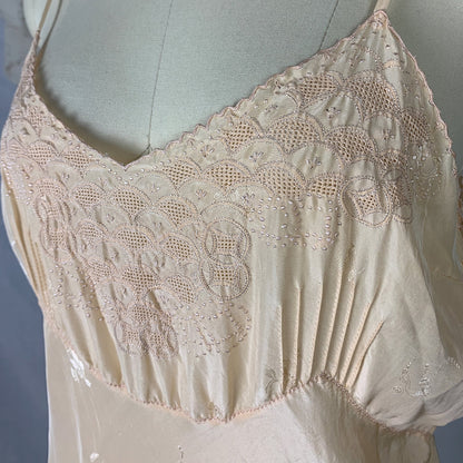 Vintage 1930's Slip | Pale Peach Silk with Floral Satin Damask & Hand Embroidery | Size S, M - Daggers & Dames