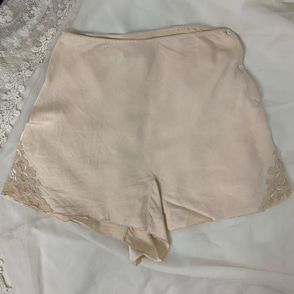 Vintage 1930's Tap Pants | Champagne Silk with Embroidered Crepe Appliqué | Size XS - Daggers & Dames