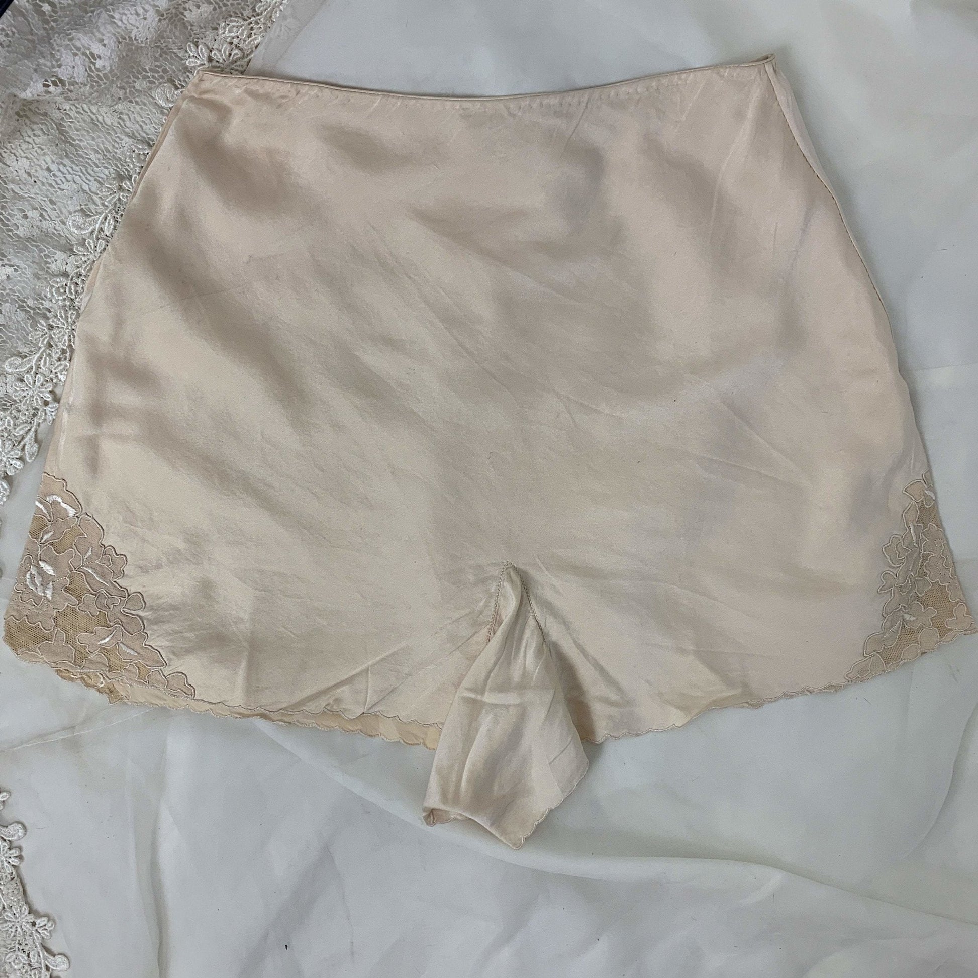 Vintage 1930's Tap Pants | Champagne Silk with Embroidered Crepe Appliqué | Size XS - Daggers & Dames