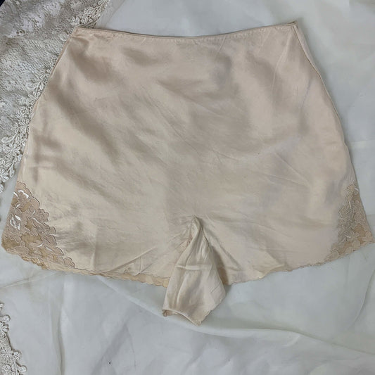 Vintage 1930's Tap Pants | Champagne Silk with Embroidered Crepe Appliqué | Size XS - Daggers & Dames
