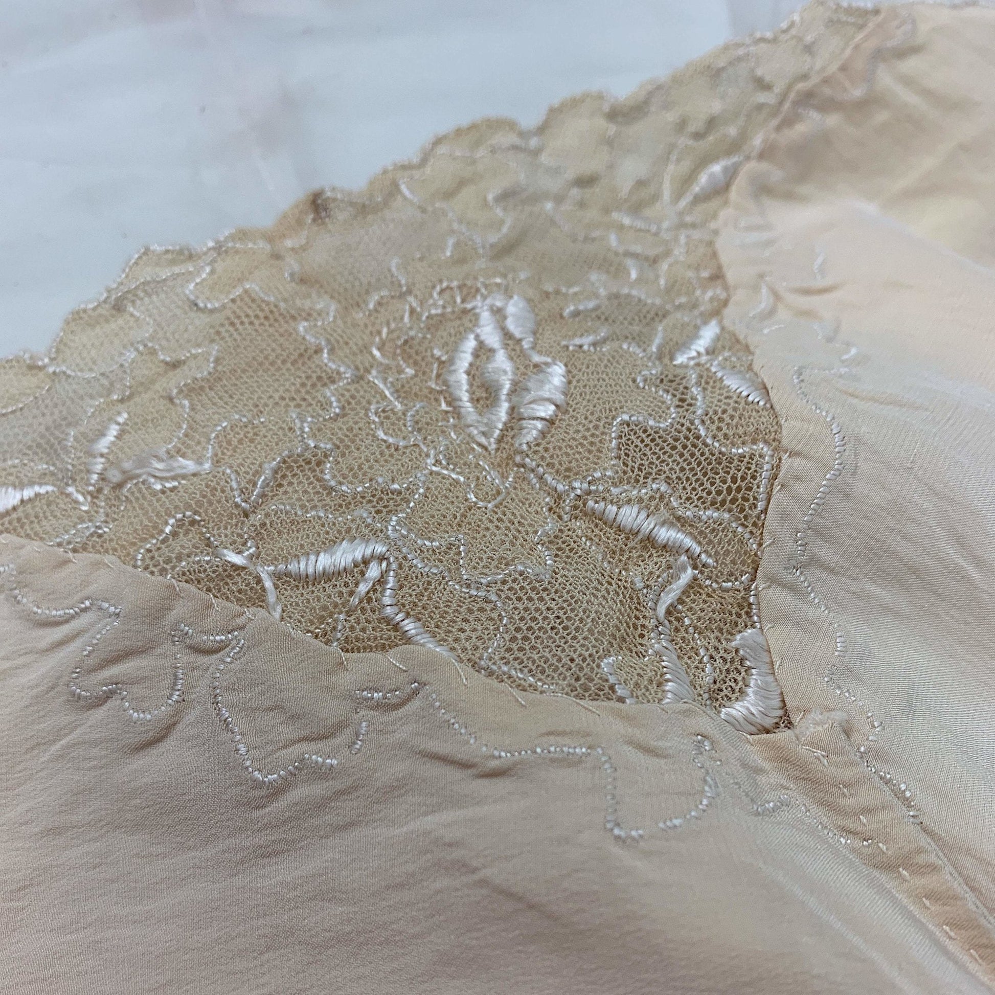 Vintage 1930's Tap Pants | Champagne Silk with Embroidered Crepe Appliqué | Size XS - Daggers & Dames